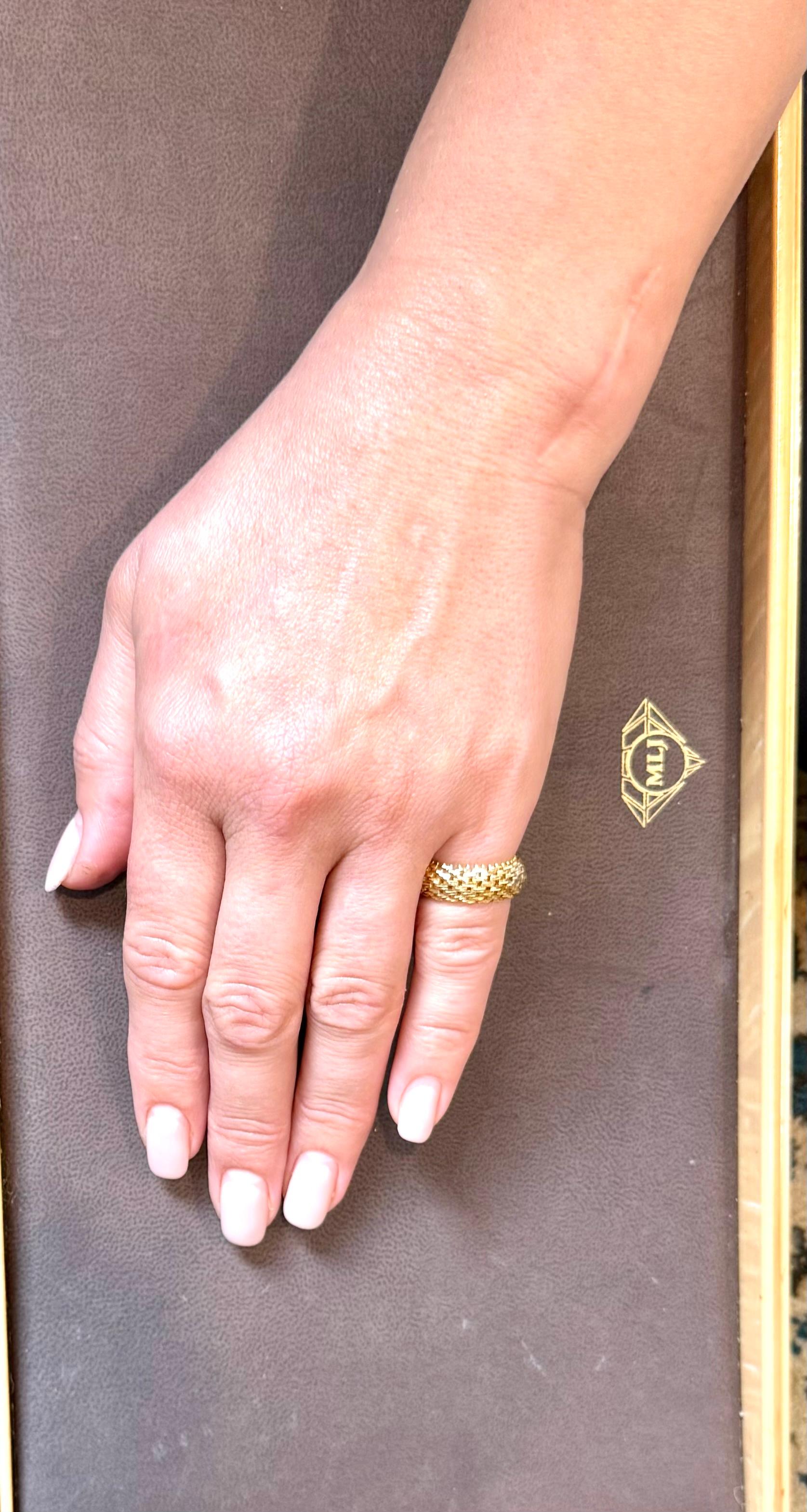 18 Karat Yellow Gold Classic Wide Wedding Band With Design Ring, Unisex Size 5.5 For Sale 6