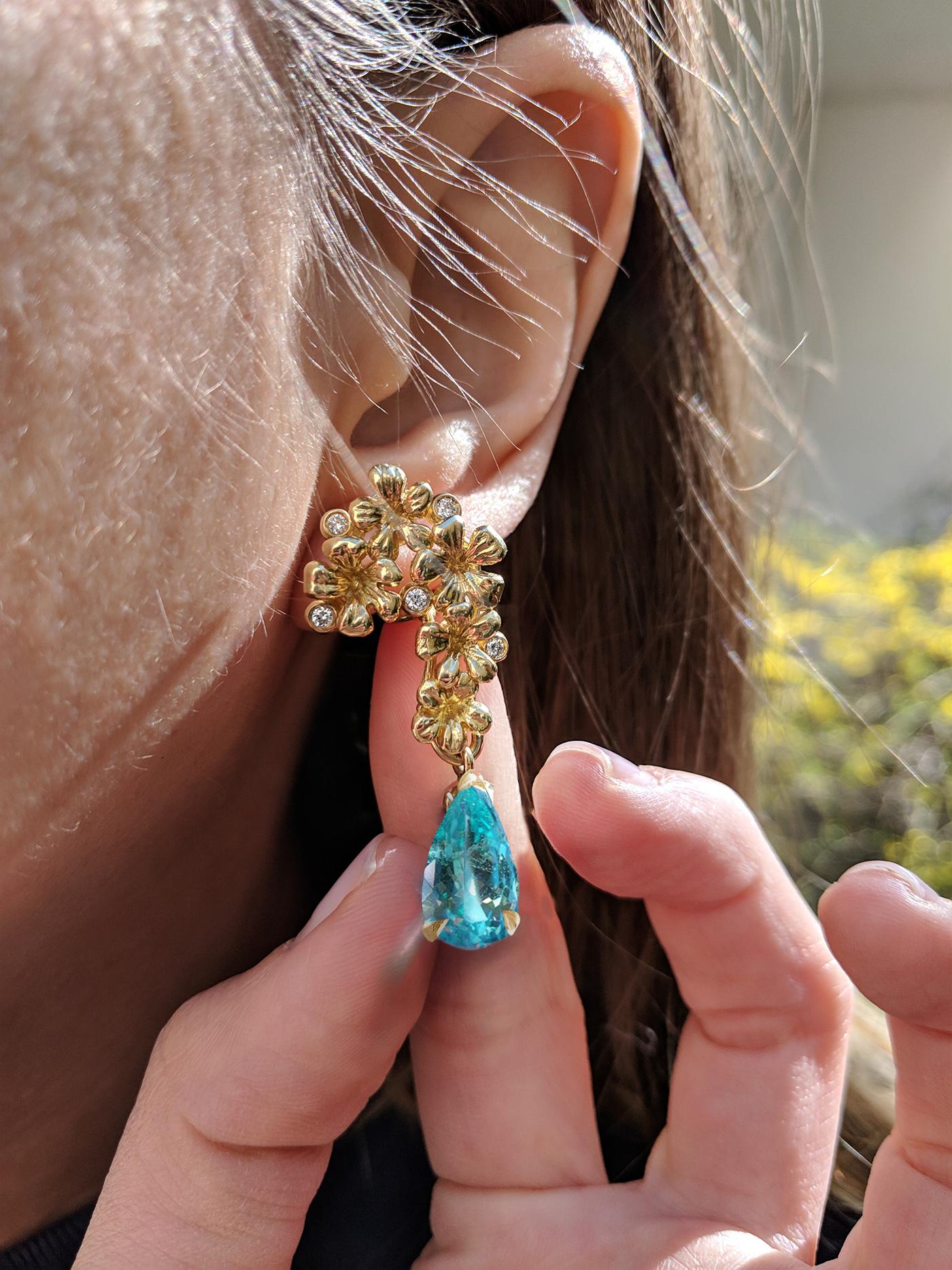 Boucles d'oreilles contemporaines en or jaune avec tourmalines Paraiba en vente 3
