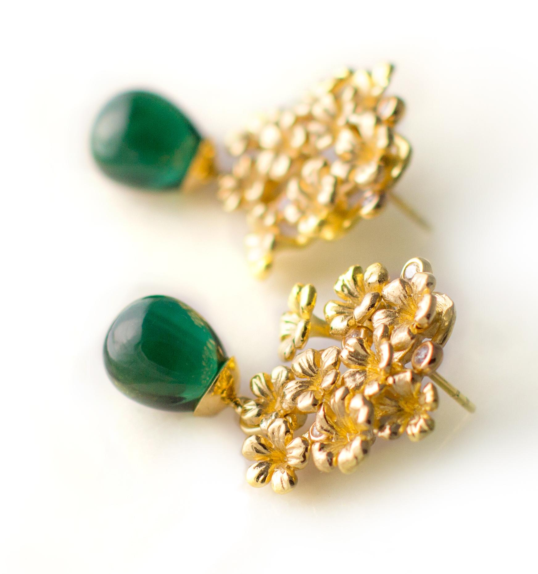 Contemporary Eighteen Karat Yellow Gold Earrings with Detachable Natural Six Carats Emeralds For Sale