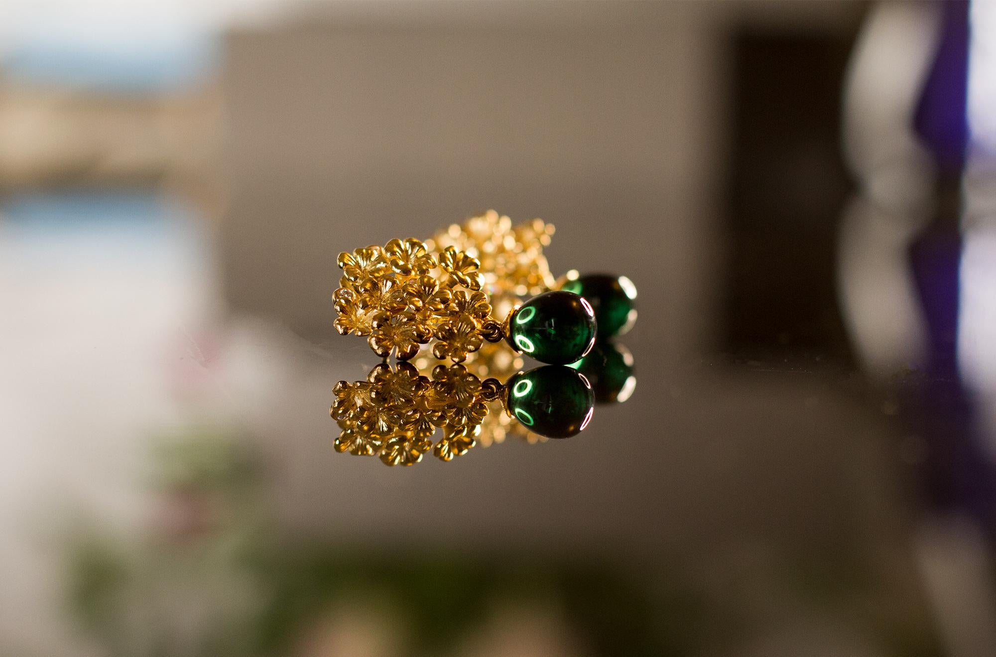 Eighteen Karat Yellow Gold Earrings with Detachable Natural Six Carats Emeralds For Sale 1