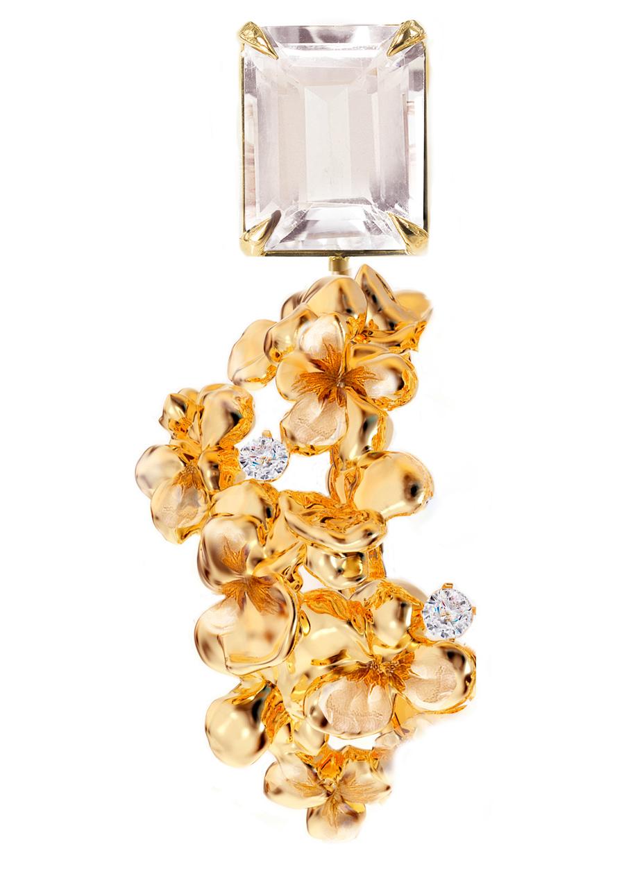 These contemporary 18 karat yellow gold Hortensia cocktail clip-on earrings are encrusted with round diamonds and detachable morganites. This jewellery collection was featured in Vogue UA review.
One earring is around 4 cm long. We use top natural