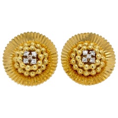 Vintage 18 Karat Yellow Gold Clip-On Flower Shape Earrings 8/8 Cut Diamonds 0.26 Carat