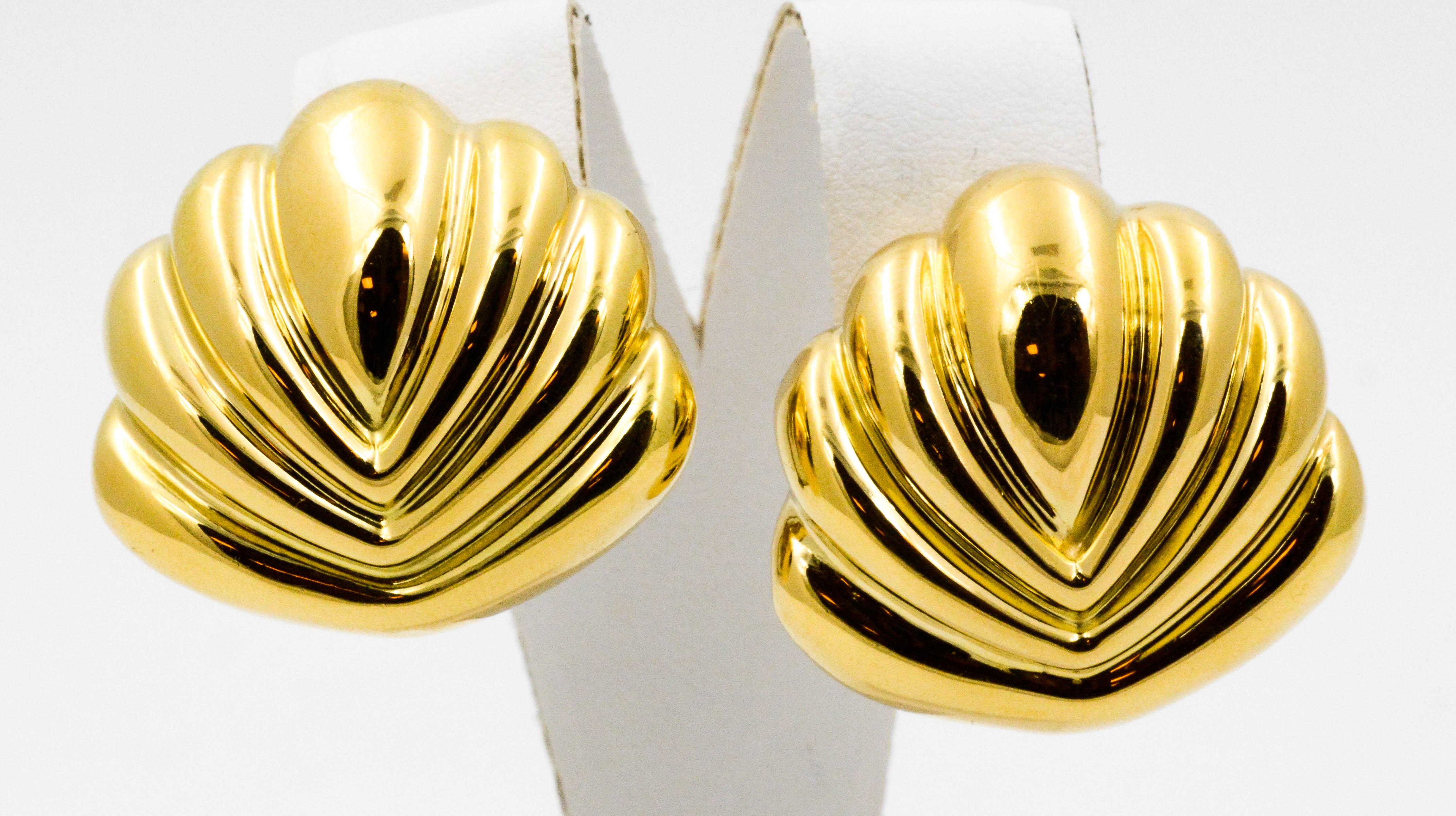 These exquisite circa 1980s 18 karat yellow gold clip-on earrings have a high polish finish and are in excellent condition. 
