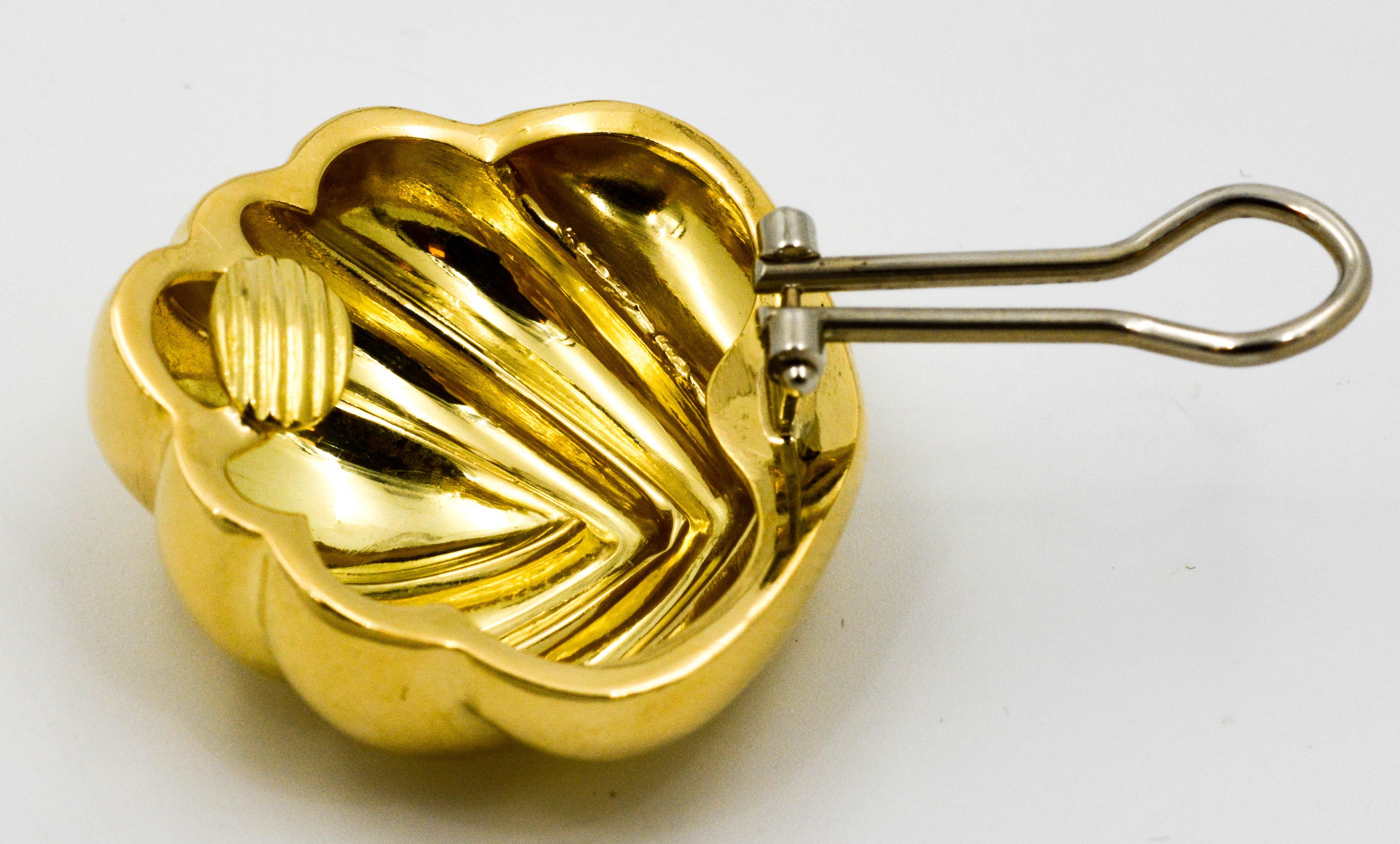 Pendientes de concha con clip de oro amarillo de 18 quilates Moderno en venta