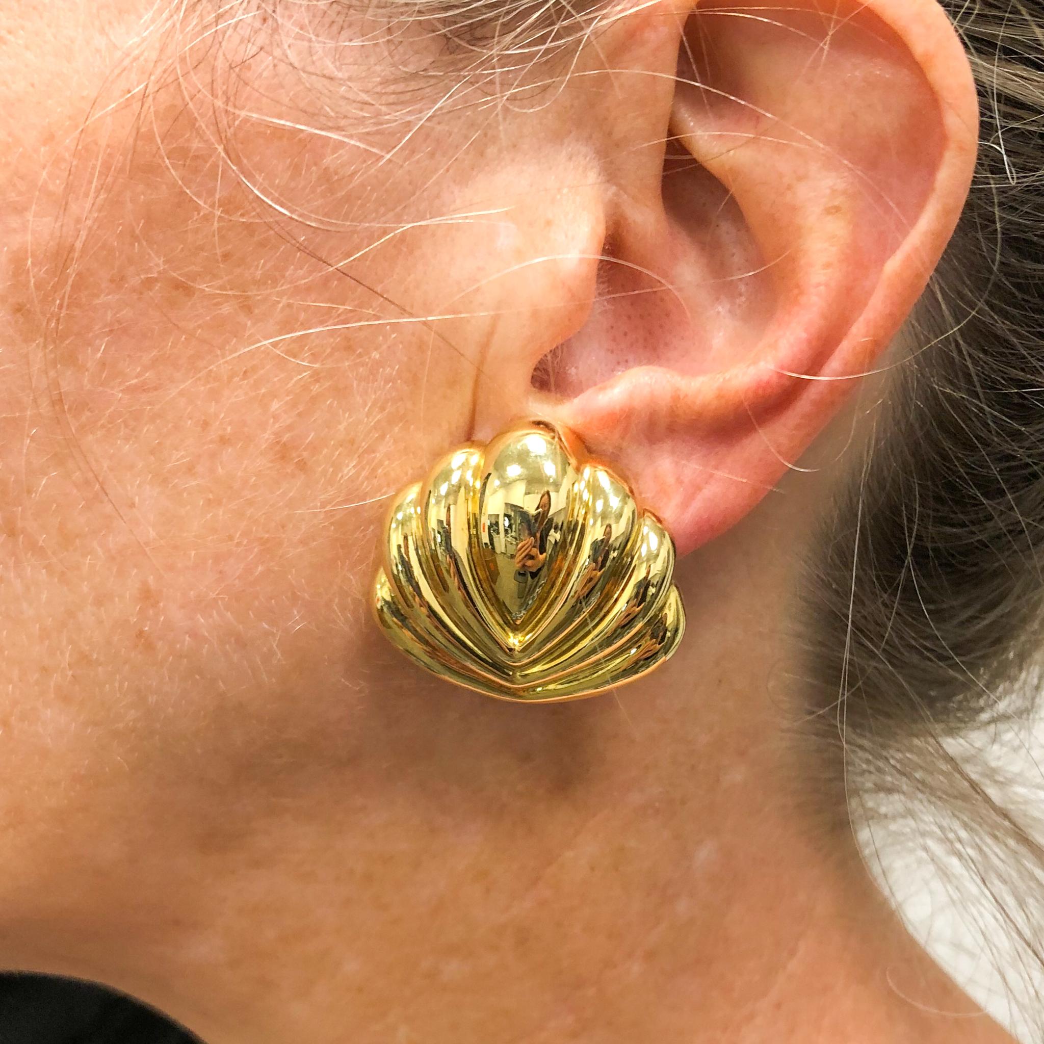 18 Karat Yellow Gold Clip On Shell Earrings 1