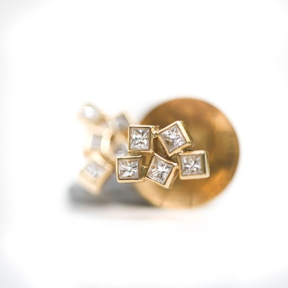 Contemporain Boucles d'oreilles en or jaune 18 carats avec grappe de diamants uniques et diamants en vente