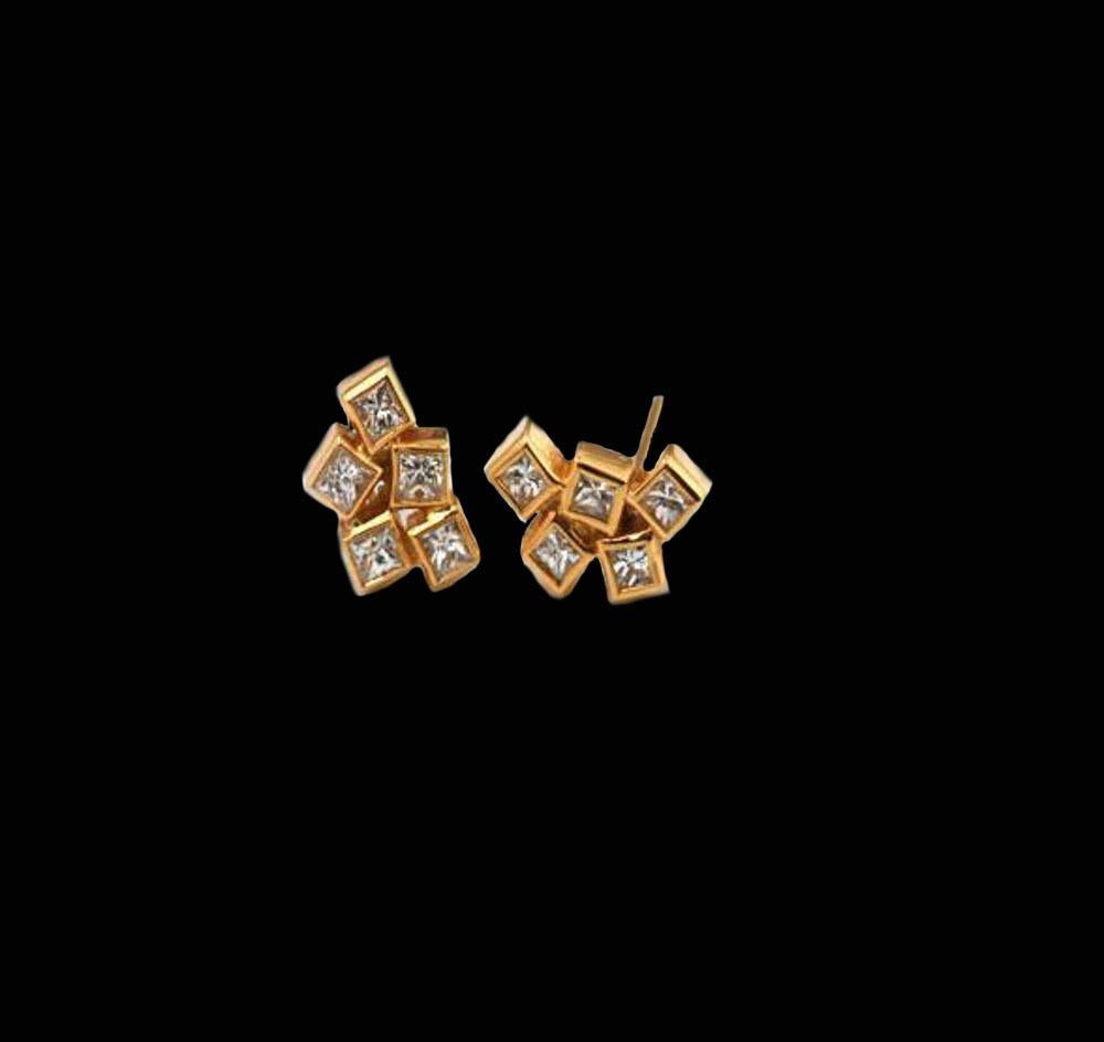 18 Karat Gelbgold Cluster Einzigartige Diamant-Ohrringe mit Diamanten (Carréschliff) im Angebot