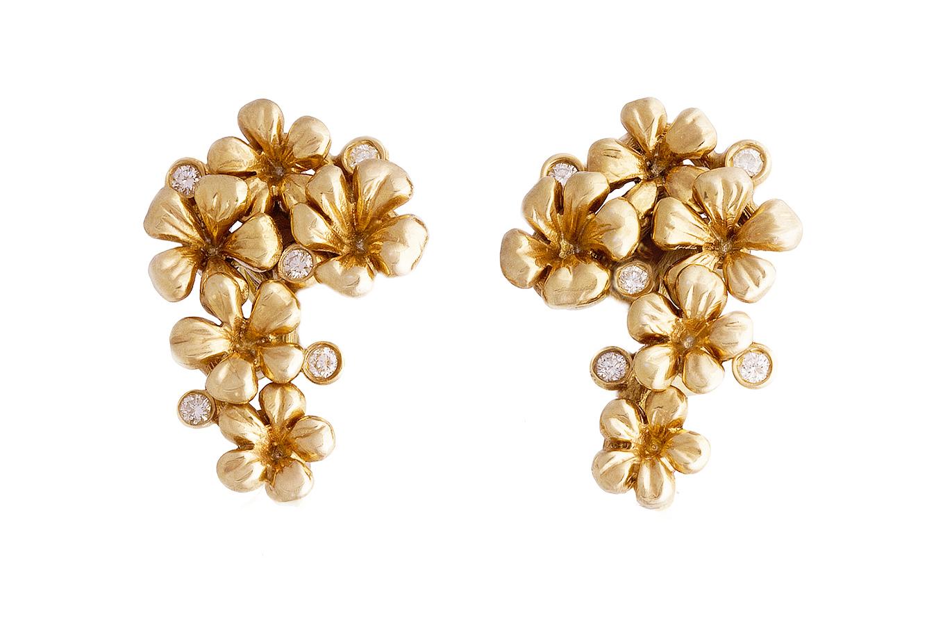 These Plum Blossom cocktail earrings in 18 karat yellow gold are encrusted with 10 round diamonds and were featured in a Vogue UA review. They were also chosen for the 64th Berlinale Film Festival red carpet by the German actress Anne Ratte-Polle.