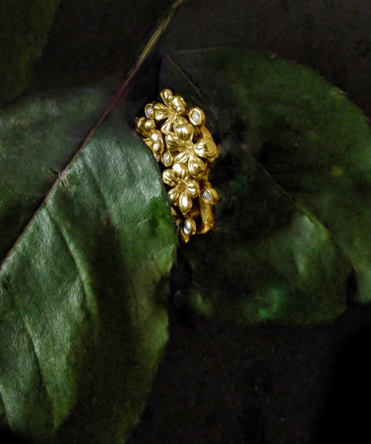 Taille ronde Boucles d'oreilles cocktail en or jaune dix-huit carats avec diamants ronds de l'artiste en vente