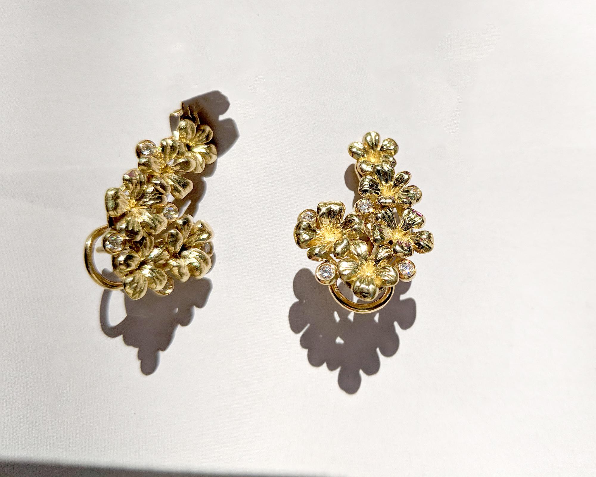 Boucles d'oreilles cocktail en or jaune dix-huit carats avec diamants ronds de l'artiste Neuf - En vente à Berlin, DE