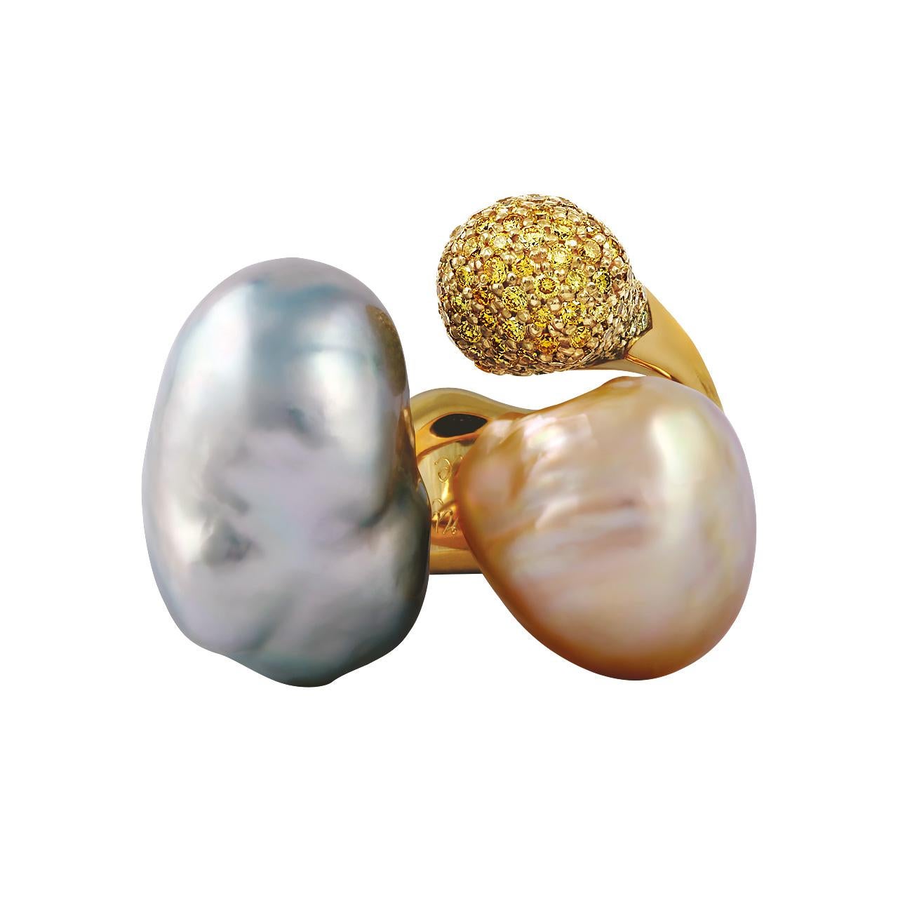 -218 Round Yellow Diamonds –1.494 ct, Z/SI3
- 27 Round Diamonds – 0.106 ct, G/VS1
- 18.3 mm White South Sea Baroque pearl
- 15.9 mm Pink South Sea Baroque pearl
- 18K Yellow Gold 
- Weight: 25.54 g
- Size: 17.5 mm
This spectacular ring from the