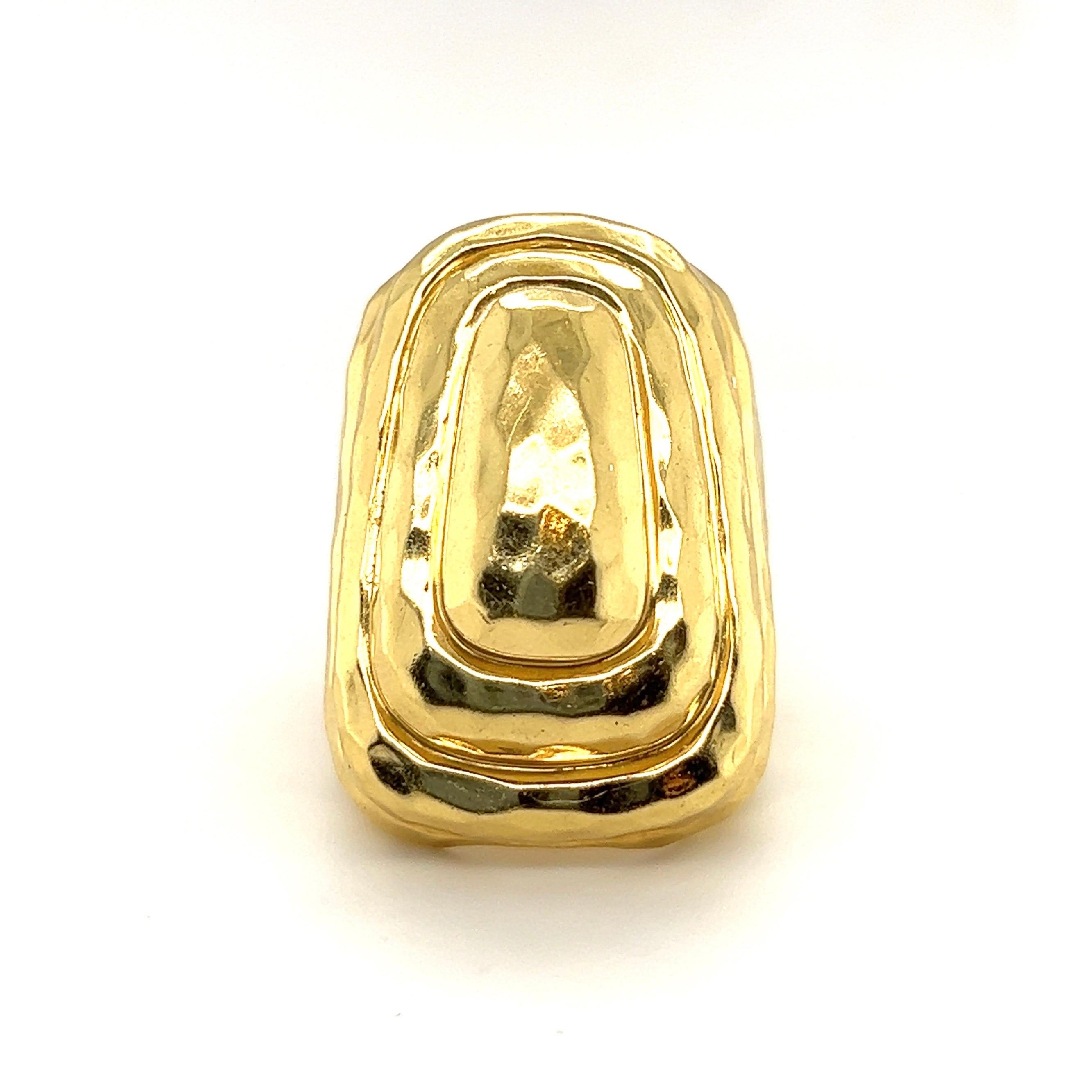 Fabulous 18 karat yellow gold cocktail ring by American jewelry designer Henry Dunay, circa 1980s.

Entirely crafted in 18 karat hammered yellow gold, this statement ring is designed as a bold step pyramid.
Henry Paul Dunay (1935 – 2023) was an