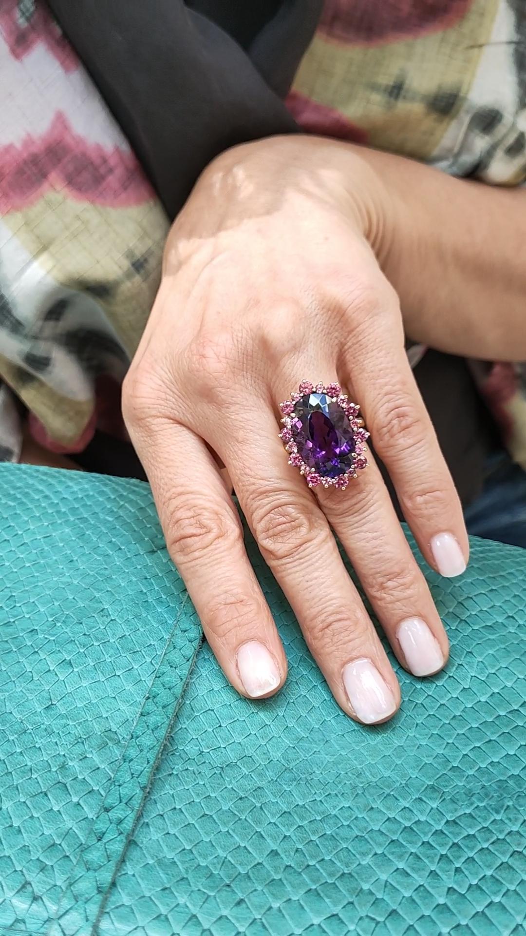 18 Karat Yellow Gold Cocktail Ring Set with 15.73 Carat Amethyst and Spinels In New Condition For Sale In Paris, FR