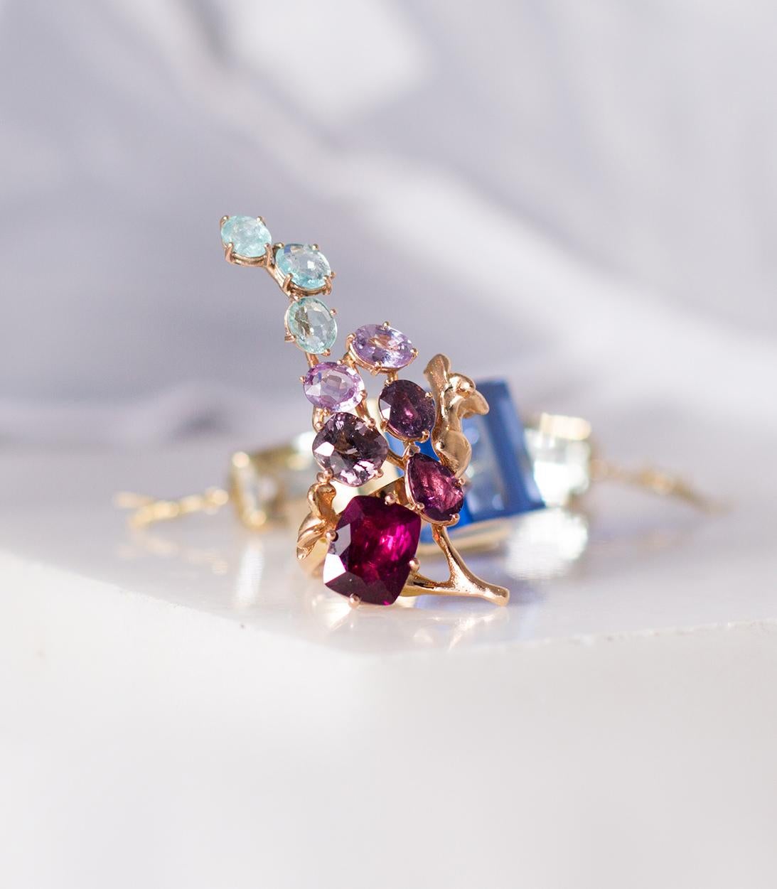 18 Karat Yellow Gold Cocktail Rubies Ring with Green Sapphire and Malaya Garnet For Sale 12