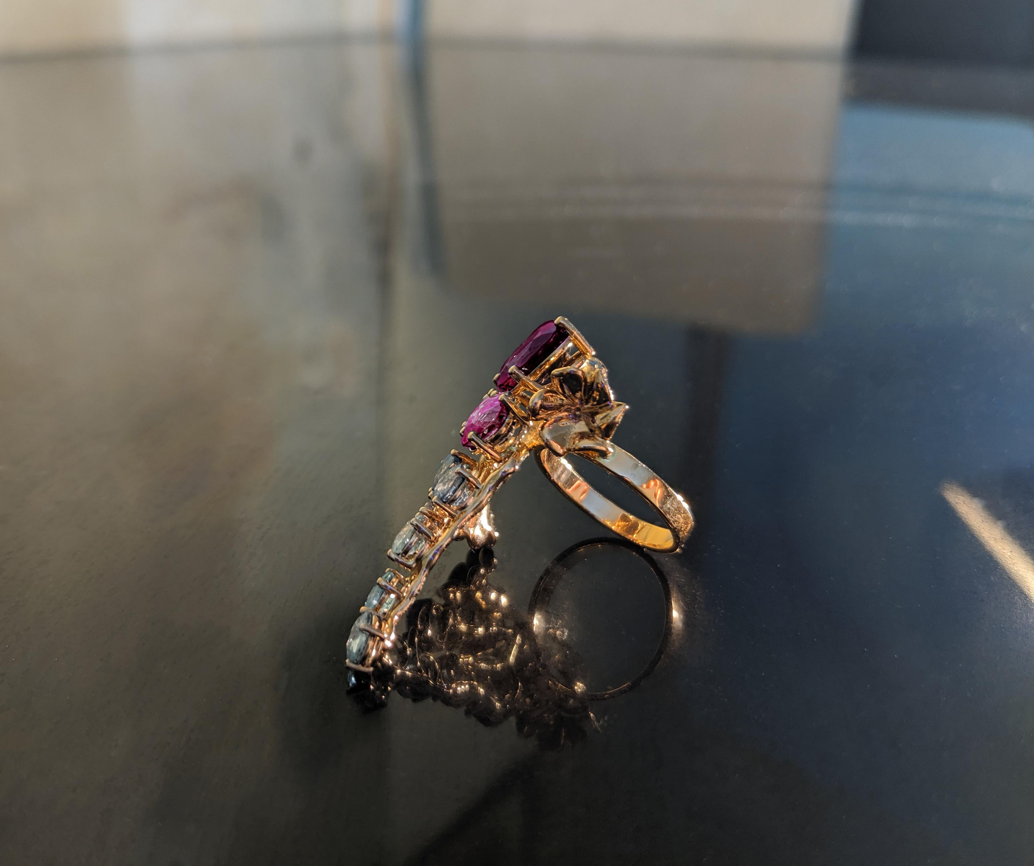 Eighteen Karat Yellow Gold Cocktail Sapphire Ring with Malaya Garnet and Ruby In New Condition For Sale In Berlin, DE