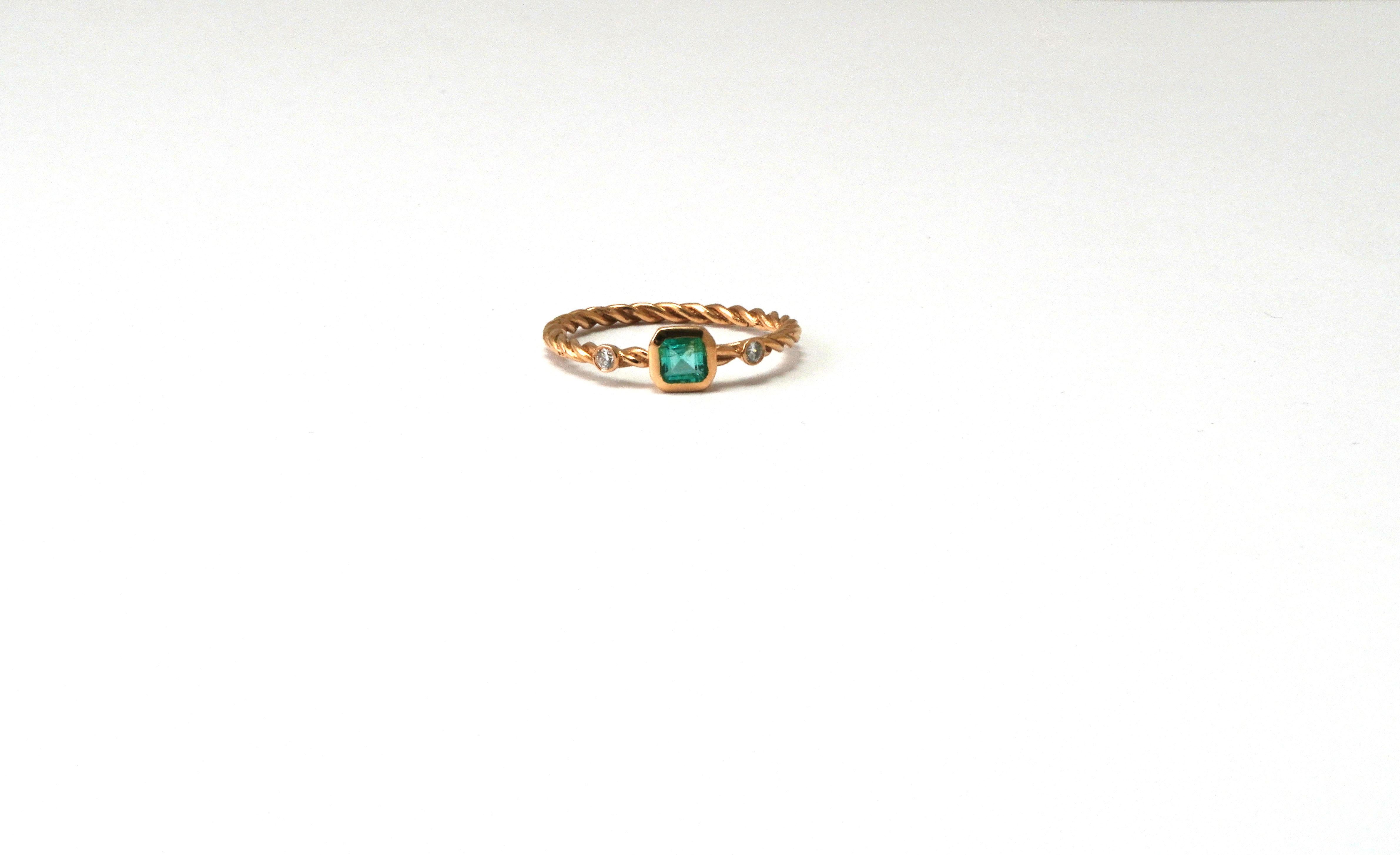 18 kt Yellow Gold ring with Emerald
Gold color: Yellow
Ring size: 6 1/2 US
Total weight: 1.61 grams

Set with:
- Emerald
Origin: Colombia 
Cut: Emerald cut
Weight: 0.34
Color: Green