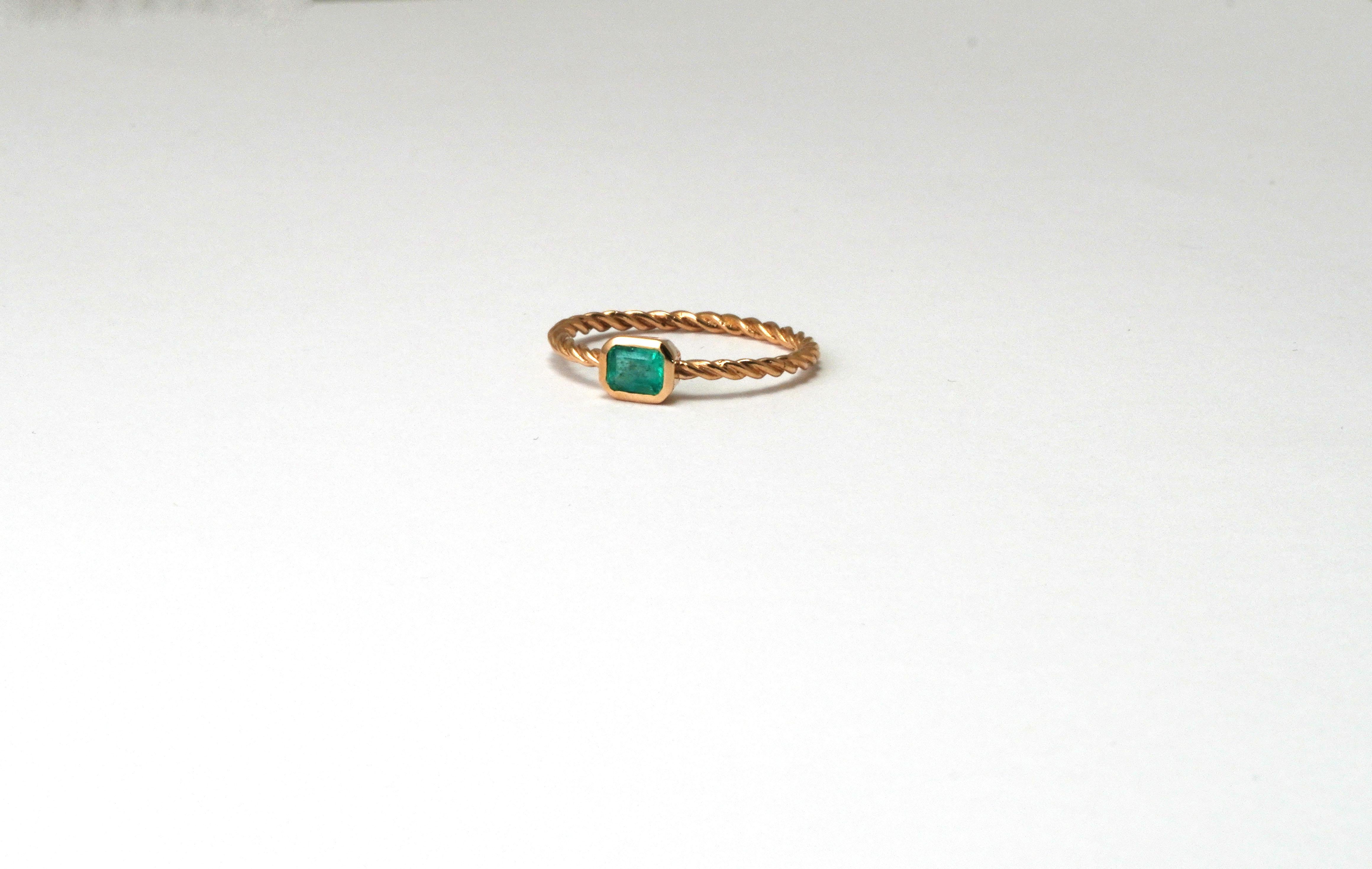 Modern 18 Karat Yellow Gold Colombian Emerald Ring For Sale