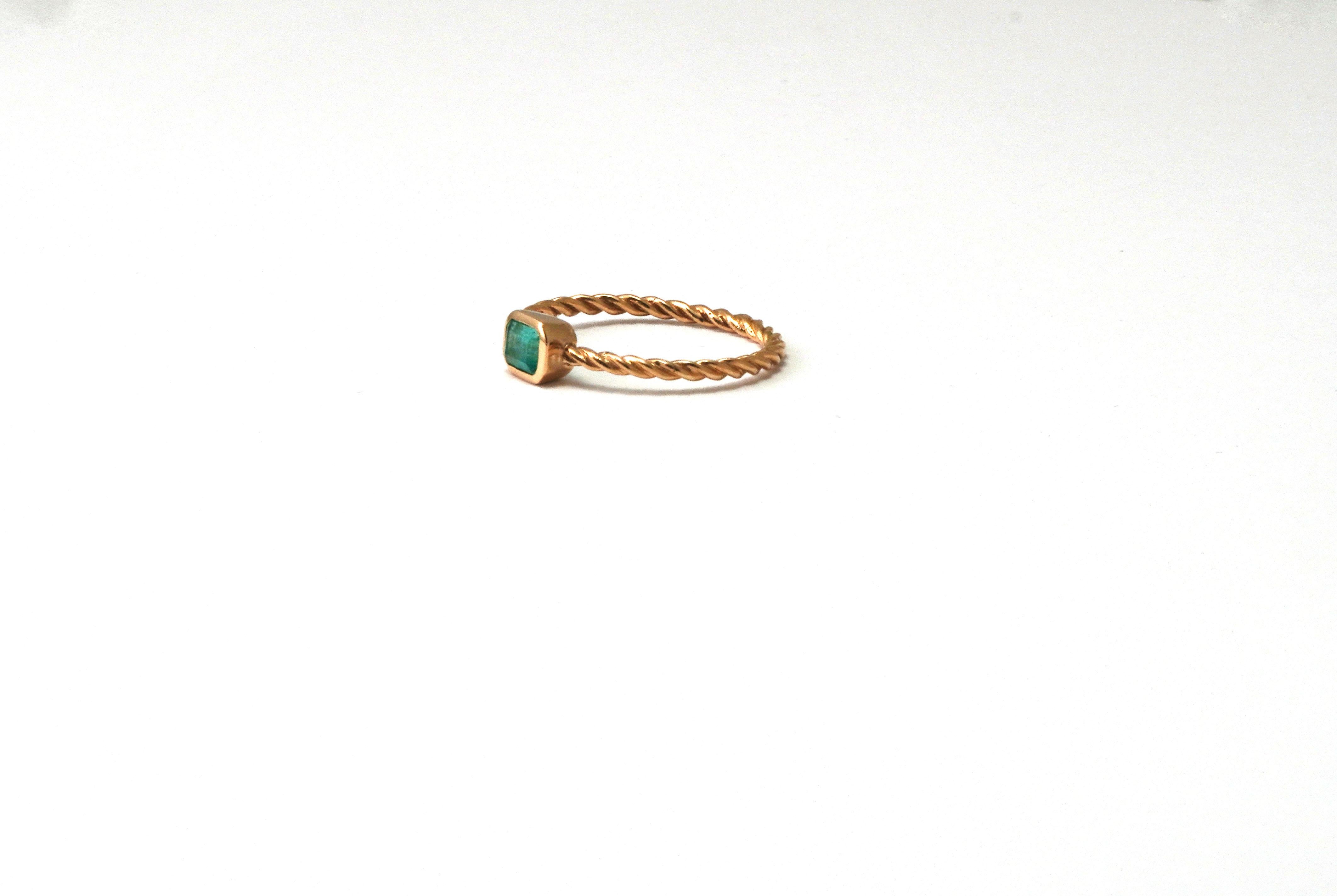 Emerald Cut 18 Karat Yellow Gold Colombian Emerald Ring For Sale