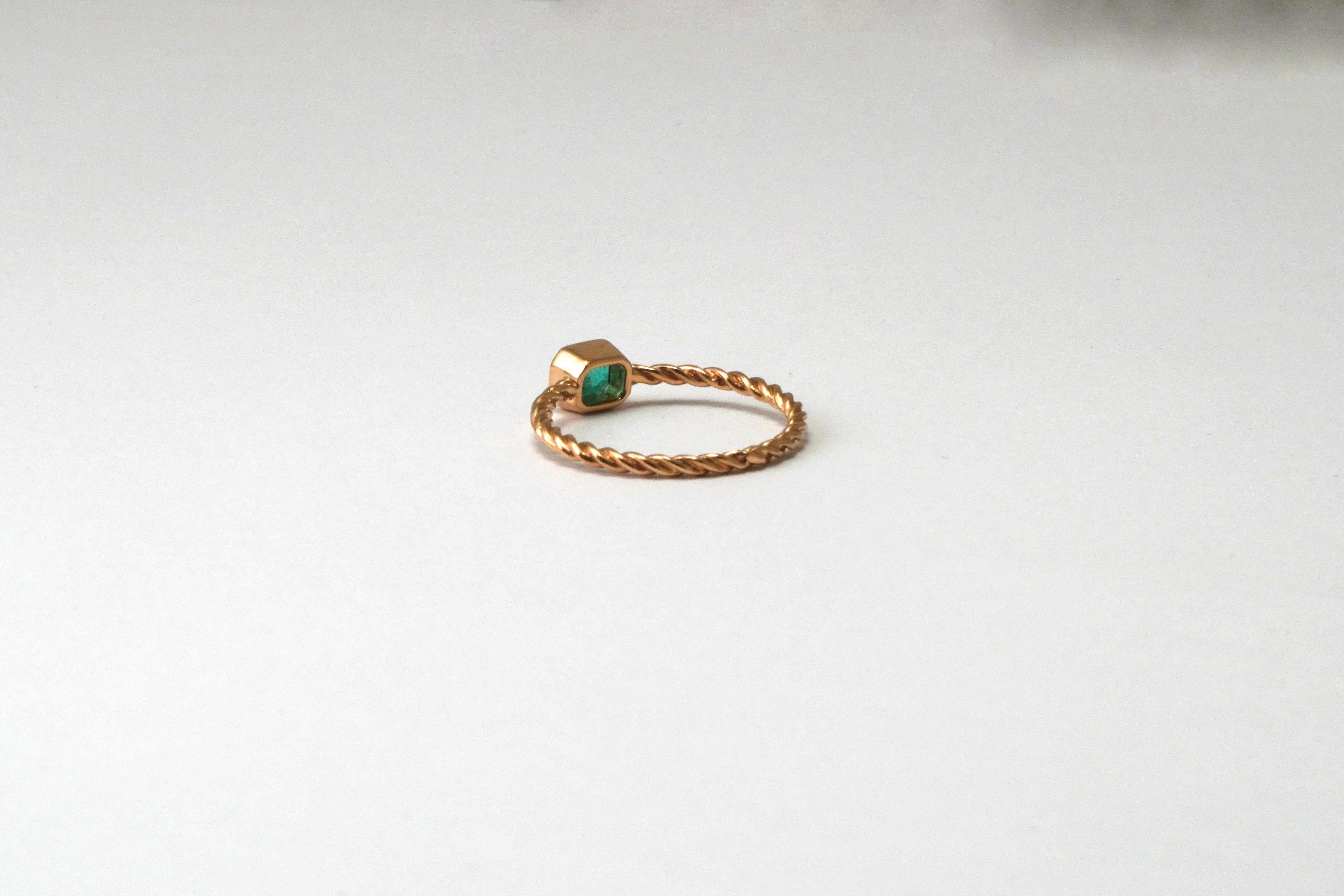 18 Karat Yellow Gold Colombian Emerald Ring In New Condition For Sale In София, BG