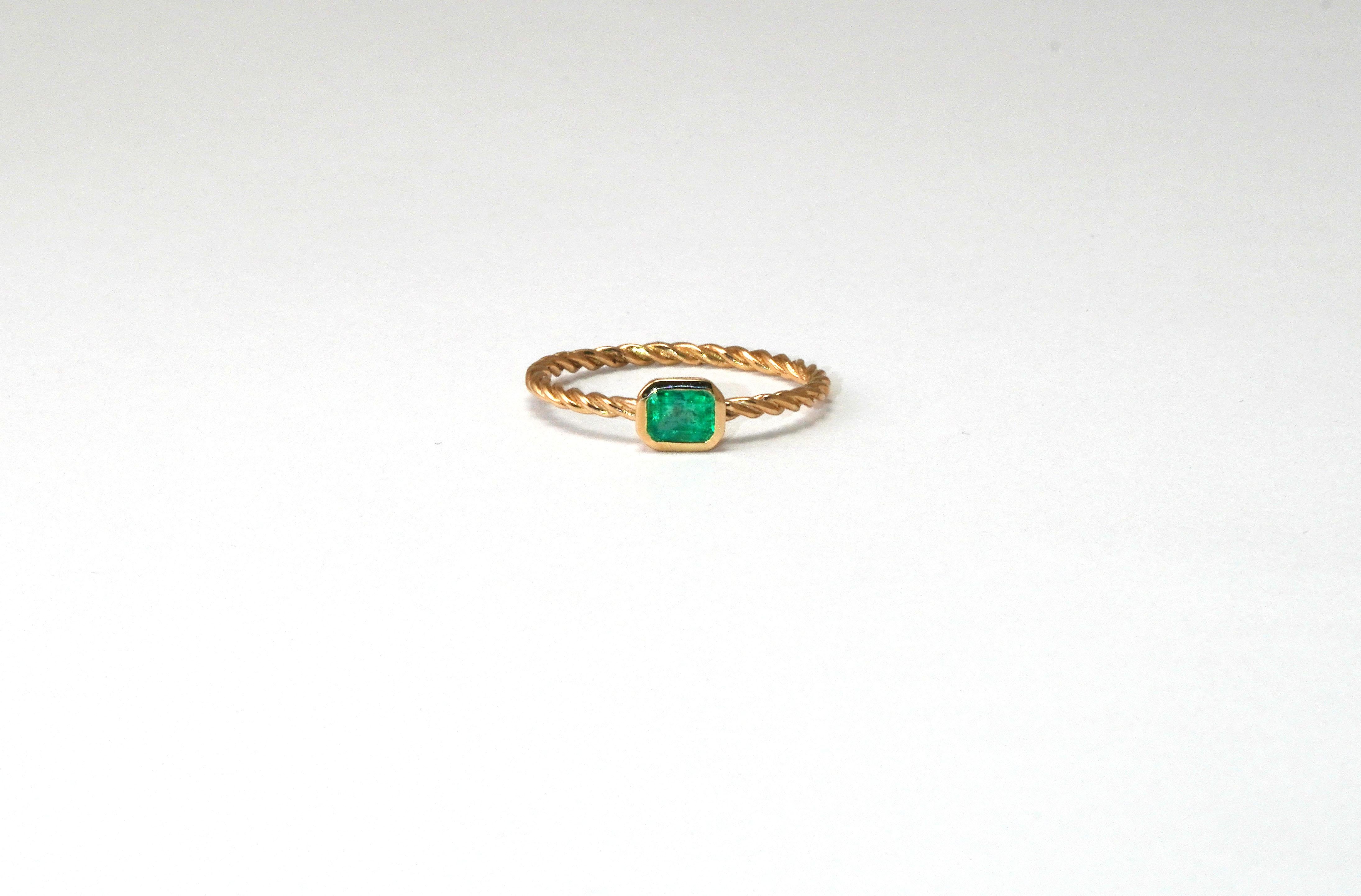 Women's 18 Karat Yellow Gold Colombian Emerald Ring For Sale
