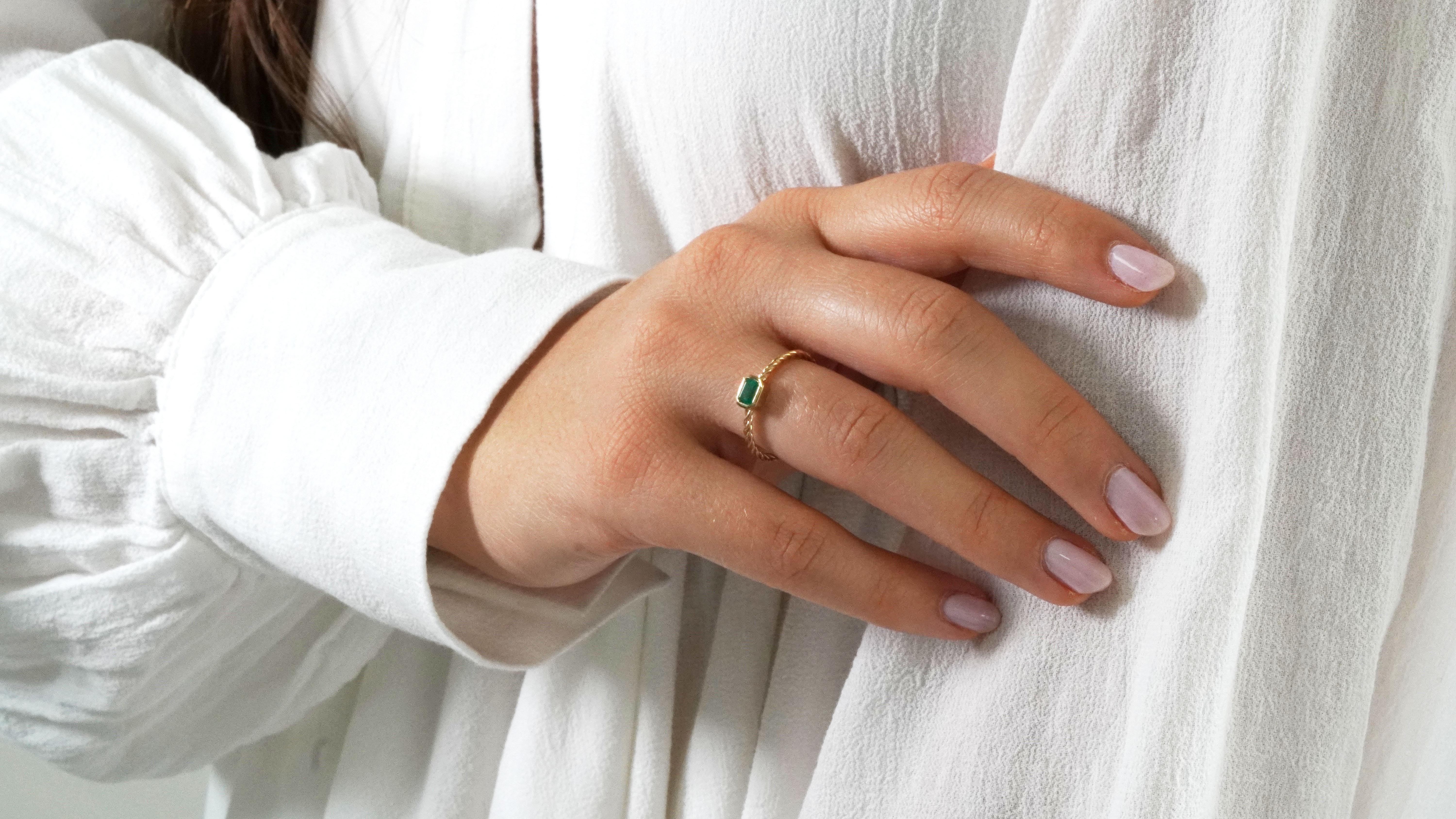 18 Karat Yellow Gold Colombian Emerald Ring For Sale 1