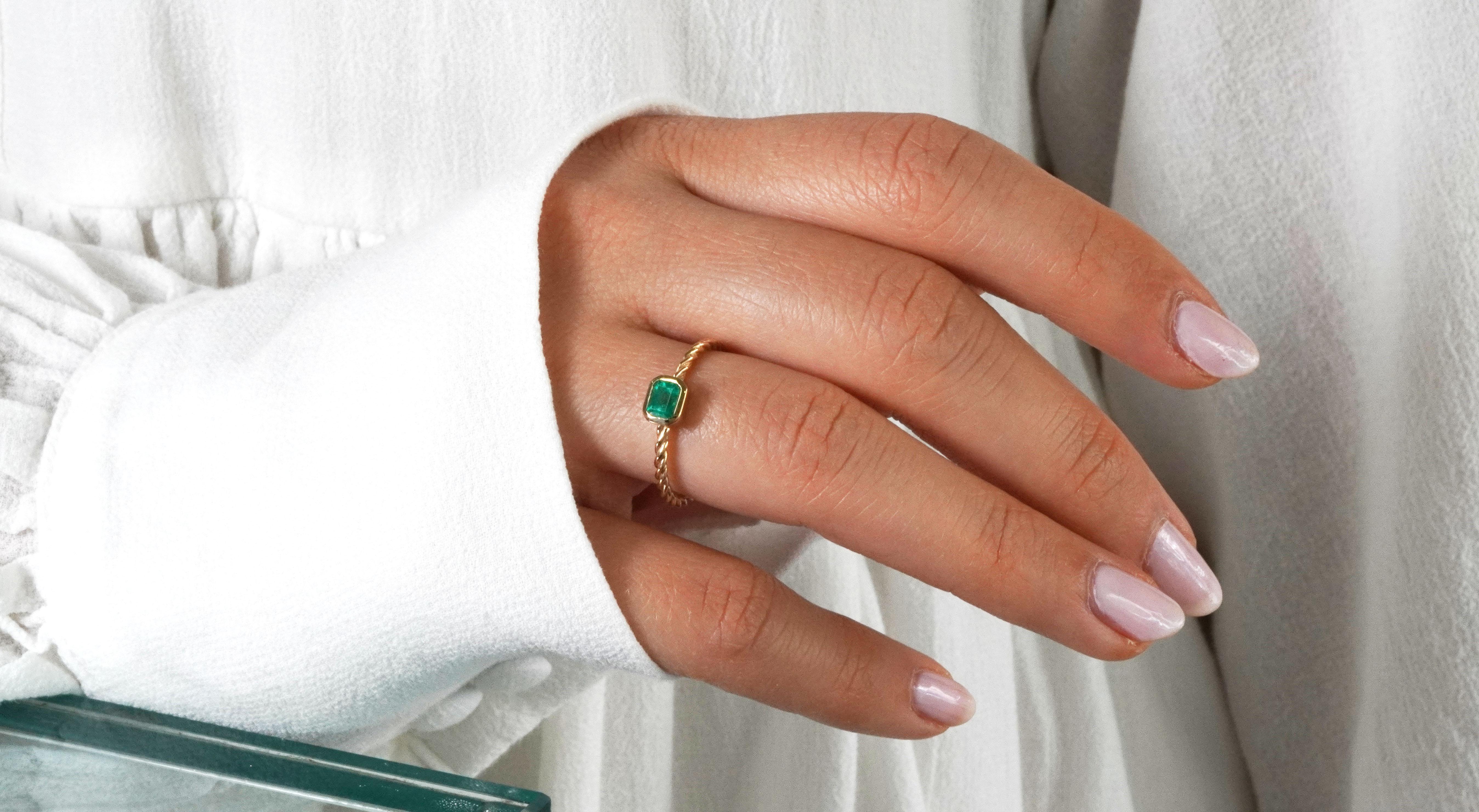 18 Karat Yellow Gold Colombian Emerald Ring For Sale 2