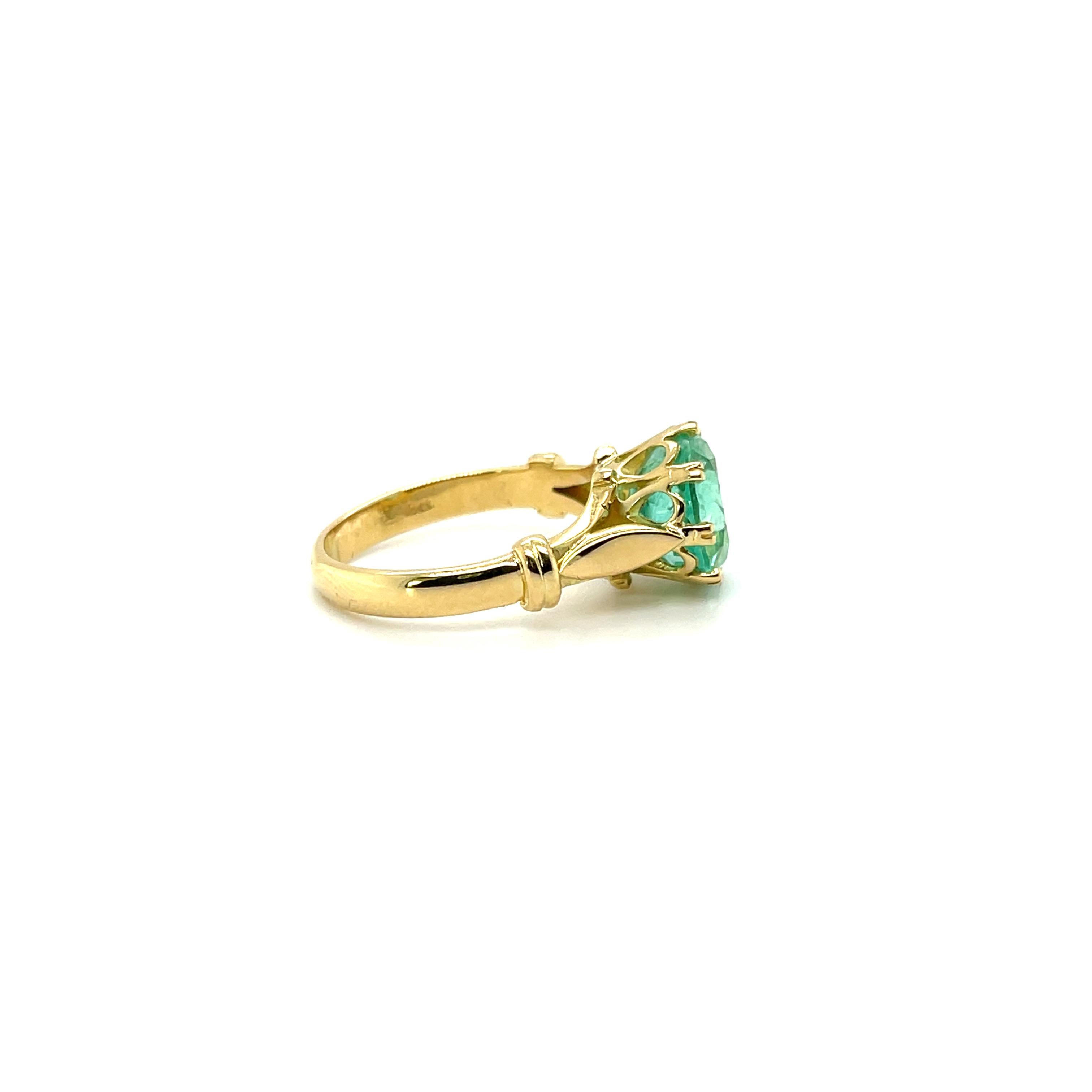 Contemporary 18 Karat Yellow Gold Colombian Solitaire Ring For Sale