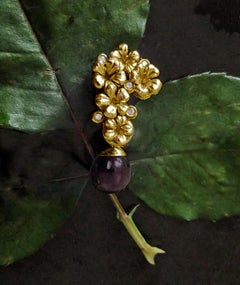 Spilla a goccia contemporanea in oro giallo 18 carati con diamanti e quarzo cabochon