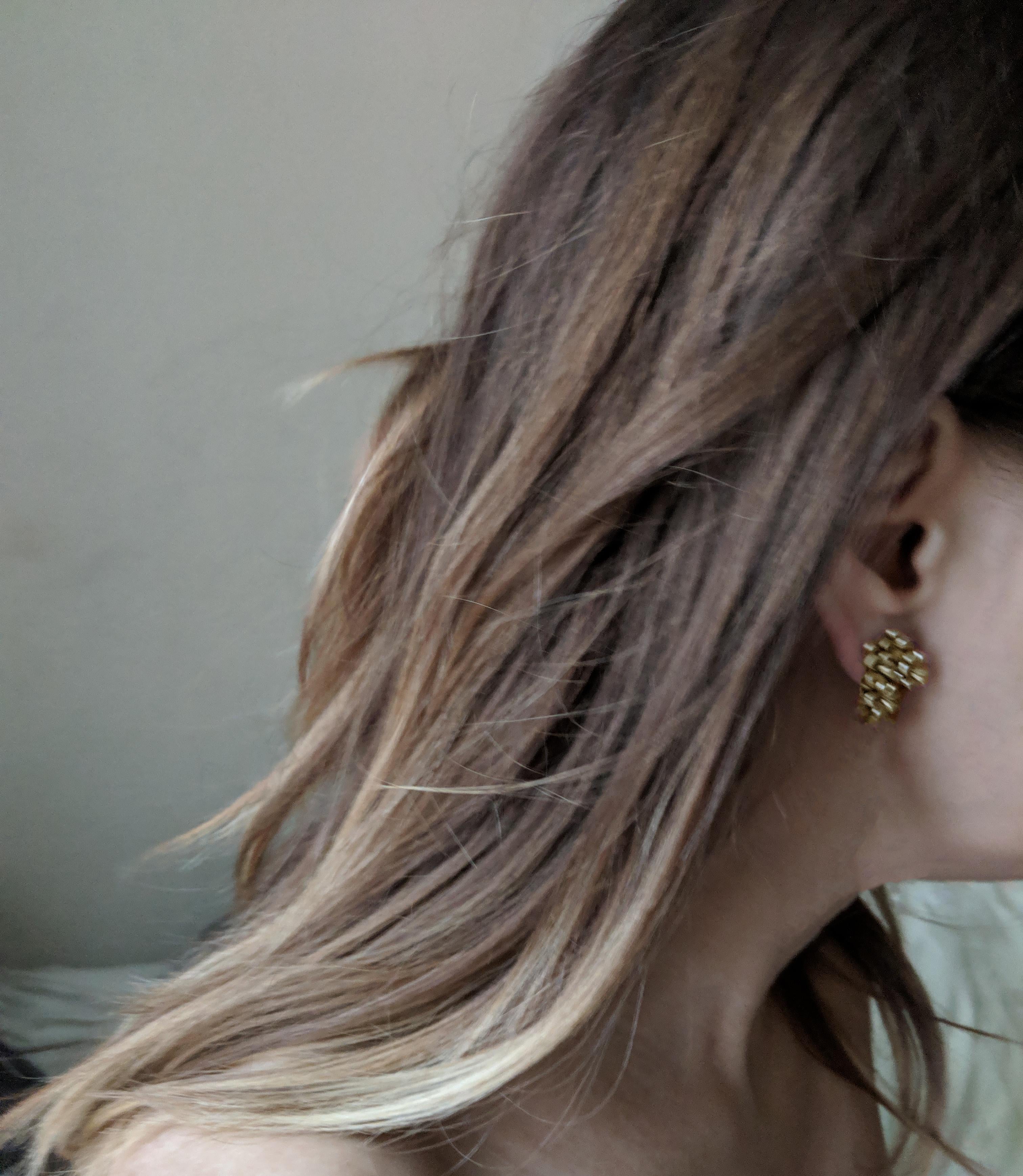 De las mujeres Pendientes de clip contemporáneos de oro amarillo de 18 quilates del artista con diamantes en venta