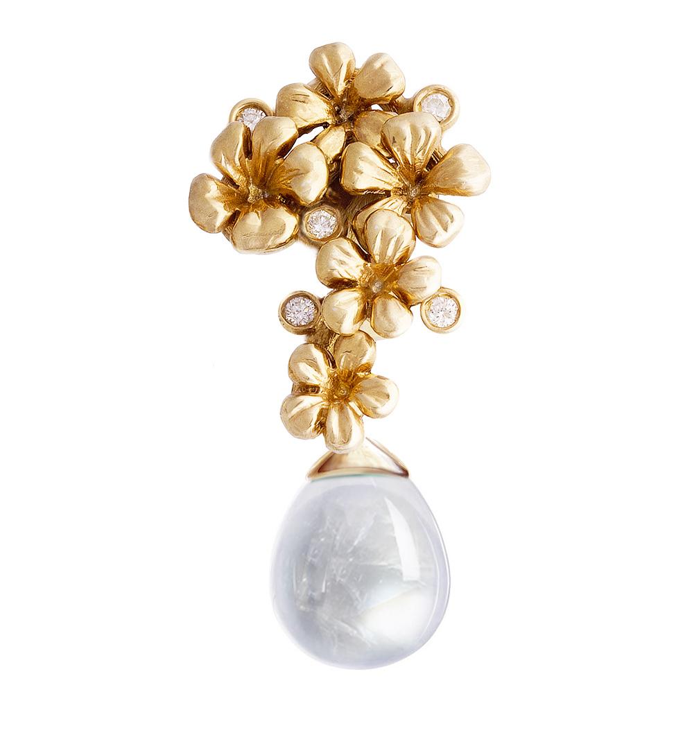 These Plum Blossom contemporary cocktail clip-on earrings are made of 18 karat yellow gold. They are encrusted with 10 round diamonds and removable quartzes that can be taken off and on. This jewelry collection was featured in Vogue UA and designed