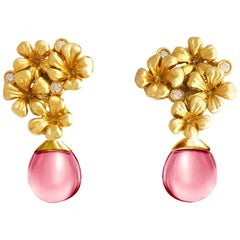Pendientes Contemporáneos de Oro Amarillo con Diamantes y Cuarzo Rosa