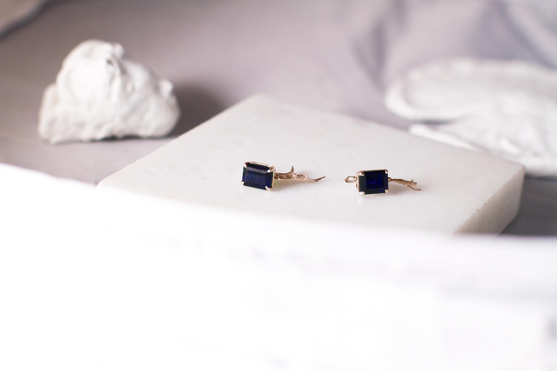 Eighteen Karat Yellow Gold Contemporary Clip-On Earrings with Sapphires In New Condition For Sale In Berlin, DE