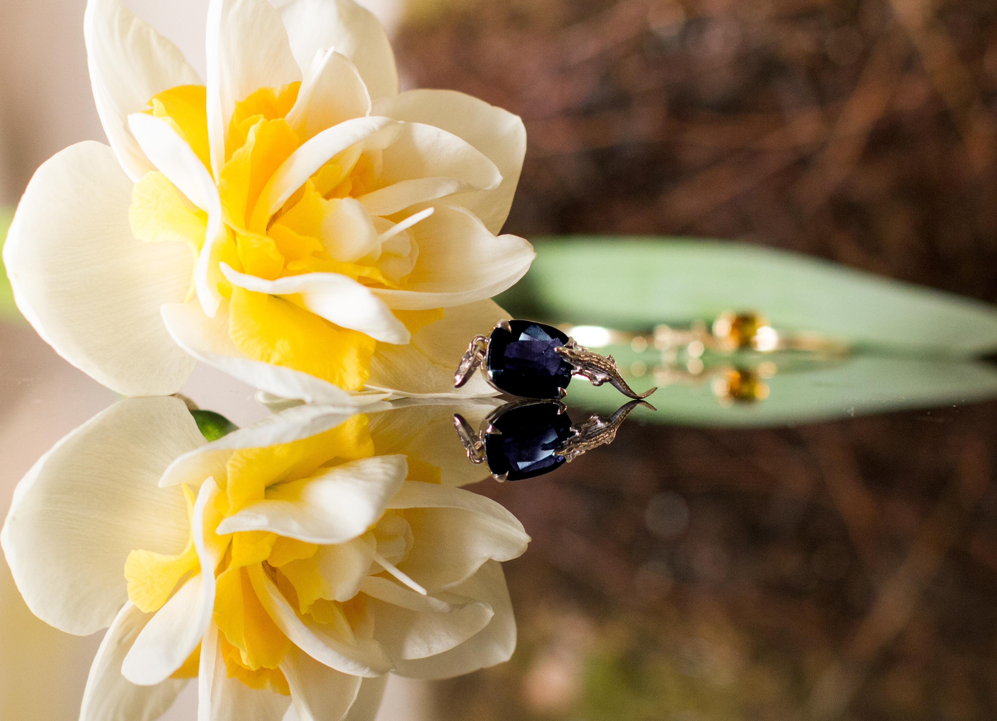 Eighteen Karat Yellow Gold Contemporary Cocktail Ring with Cushion Dark Sapphire For Sale 3