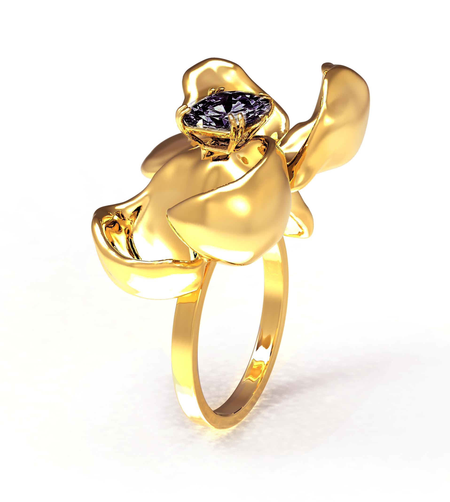 Yellow Gold Contemporary Cocktail Ring with Ink Storm Purple Spinel In New Condition For Sale In Berlin, DE
