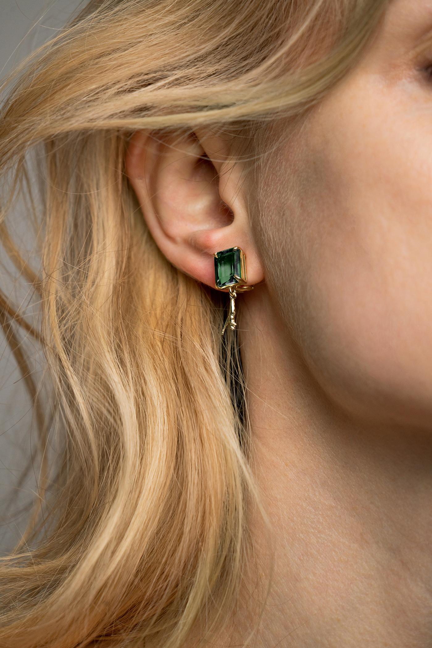 Diese modernen Mesopotamia-Ohrringe mit natürlichen Smaragden (insgesamt 3,5 Karat, achteckiger Schliff) gehören zur Kollektion Tea, die in einer Ausgabe der Vogue UA vorgestellt wurde. Diese Ohrringe aus 18 Karat Gelbgold wurden von der in Berlin