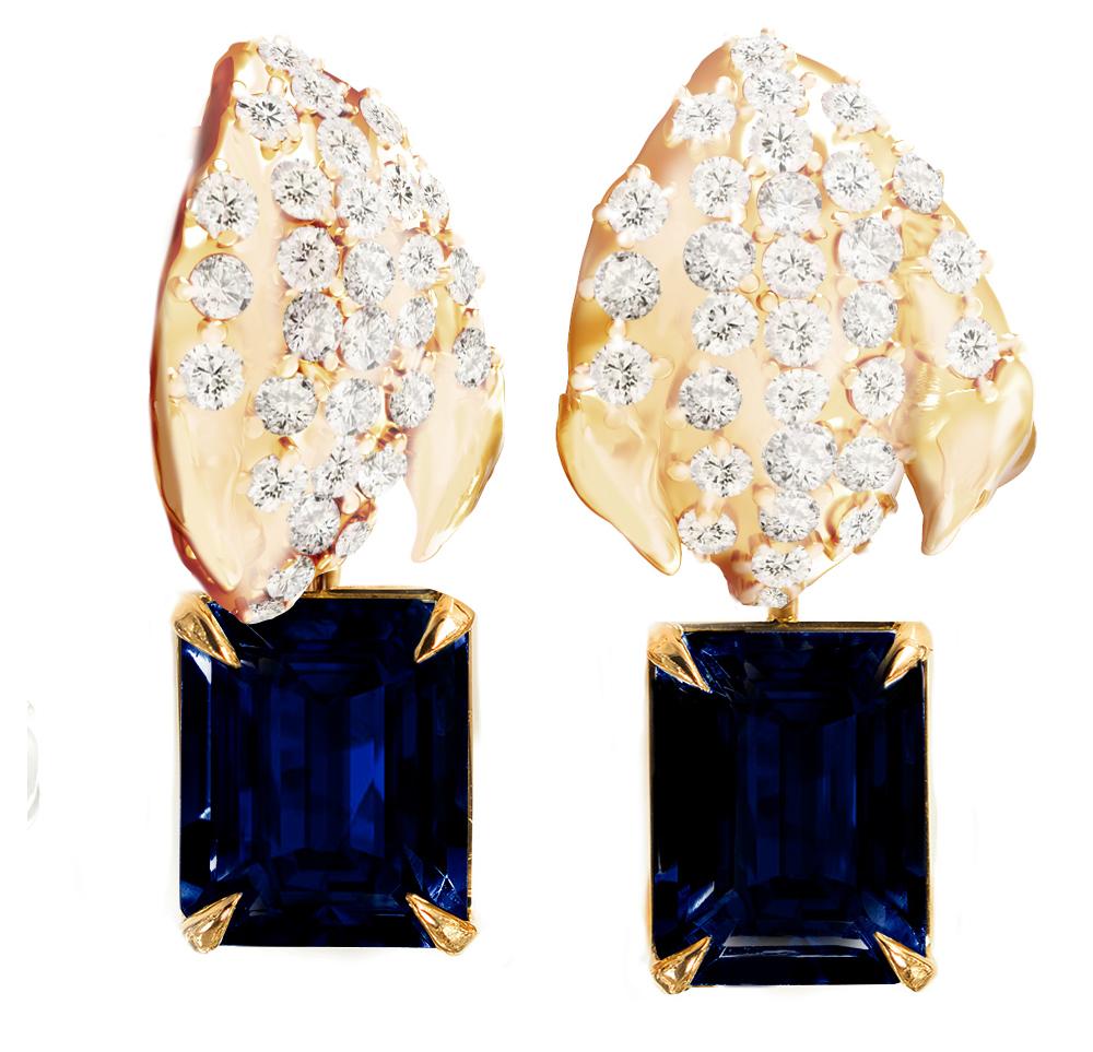 Questi orecchini pendenti floreali primaverili Peony Petal sono in oro giallo 18 carati con 62 diamanti naturali rotondi, VS, F-G, e zaffiro taglio ottagono, per un totale di 4,5 carati. Il design scultoreo aggiunge ulteriori riflessi alla