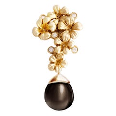 Broche contemporaine en or jaune 18 carats avec diamants et quartz cabochon