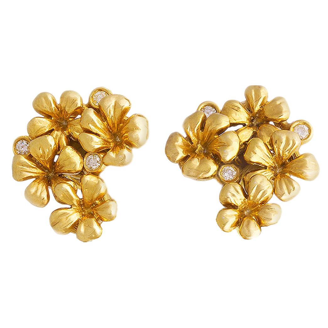 Boucles d'oreilles contemporaines en or jaune dix-huit carats de l'artiste avec diamants