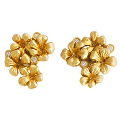 Boucles d'oreilles contemporaines en or jaune dix-huit carats de l'artiste avec diamants