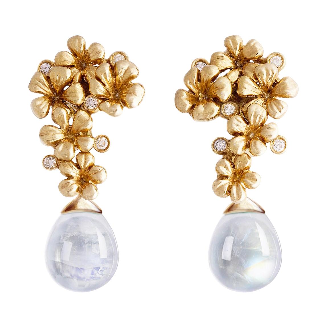 18 Karat Yellow Gold Contemporary Earrings with Diamonds and Quartzes