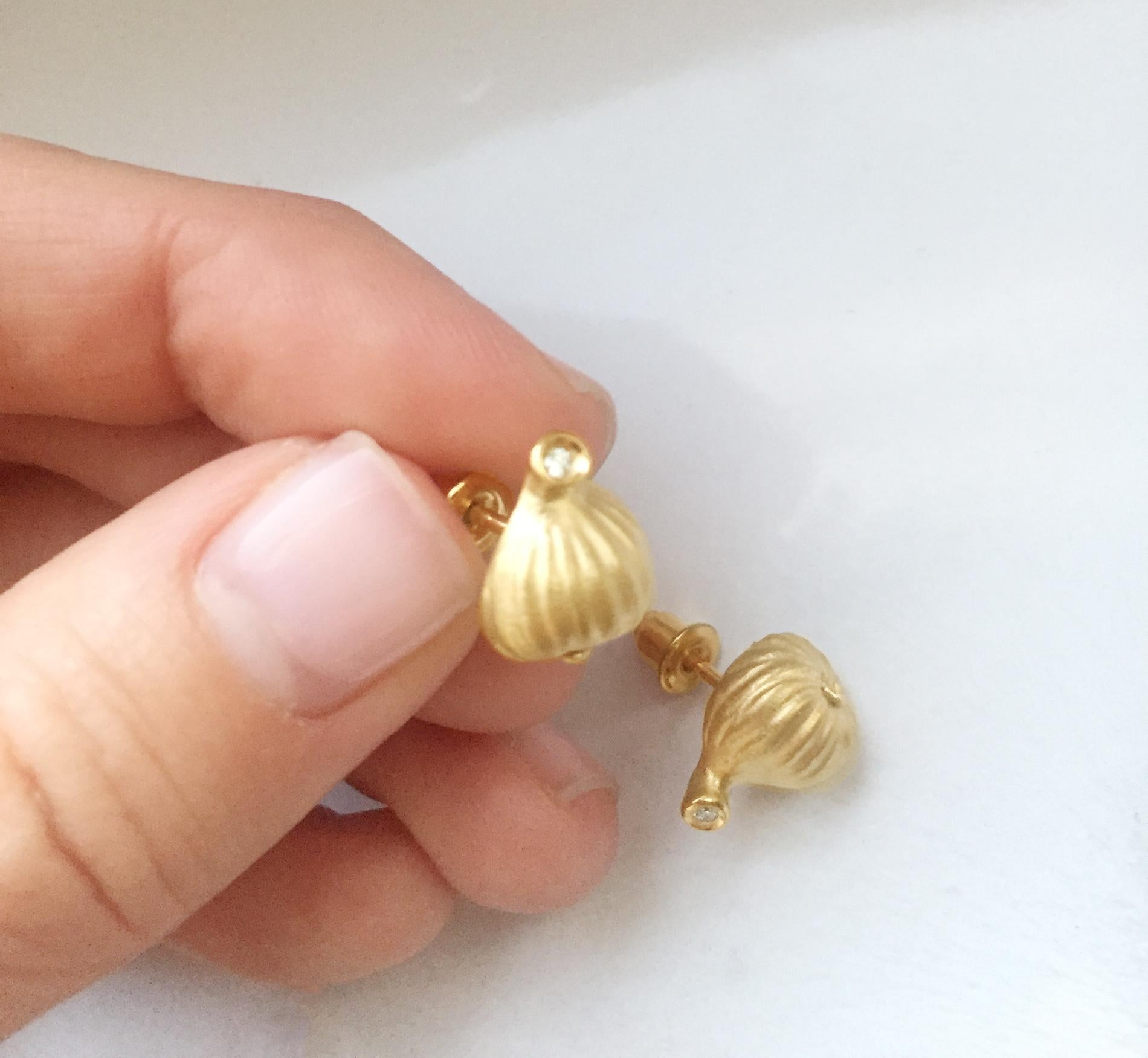 Diese Ohrstecker aus 18 Karat Gelbgold sind Teil der Collection'S Fig, die bereits in der Vogue UA vorgestellt wurde und sogar von der Schauspielerin Anne Ratte-Polle für den roten Teppich der 64.

Die Ohrstecker sind mit zwei runden Diamanten