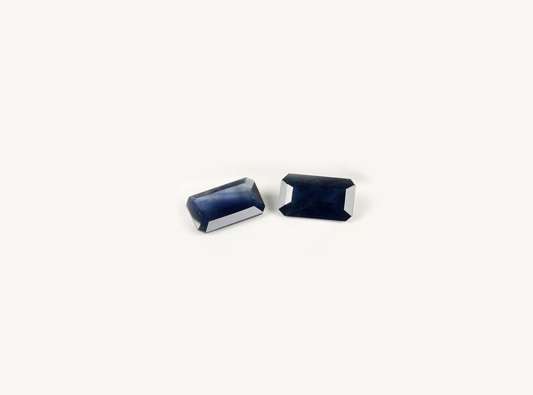 Eighteen Karat Yellow Gold Contemporary Stud Earrings with Sapphires For Sale 1