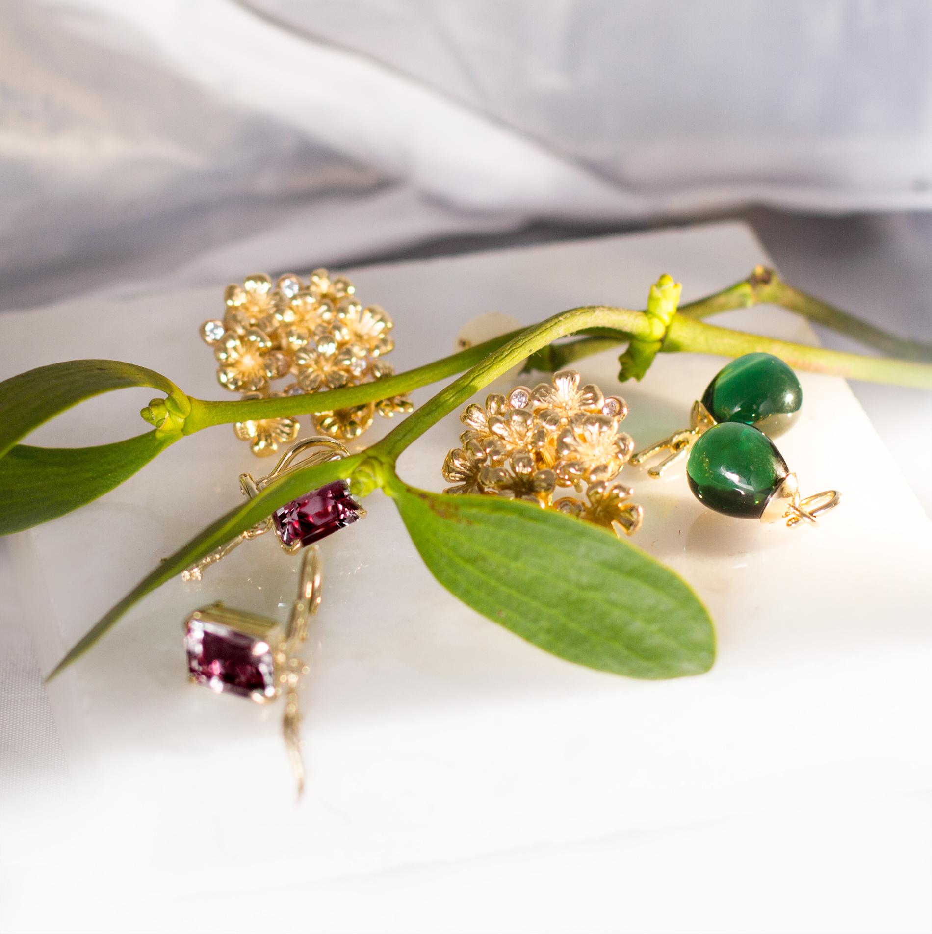 Eighteen Karat Yellow Gold Nature Morte Style Earrings with Vivid Tourmalines For Sale 4