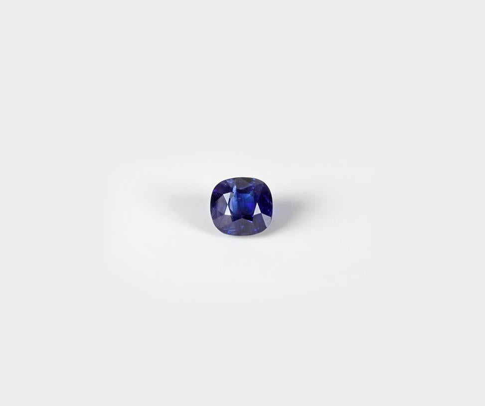 Eighteen Karat Gold Contemporary Cocktail Ring with Dark Blue Cushion Sapphire In New Condition For Sale In Berlin, DE