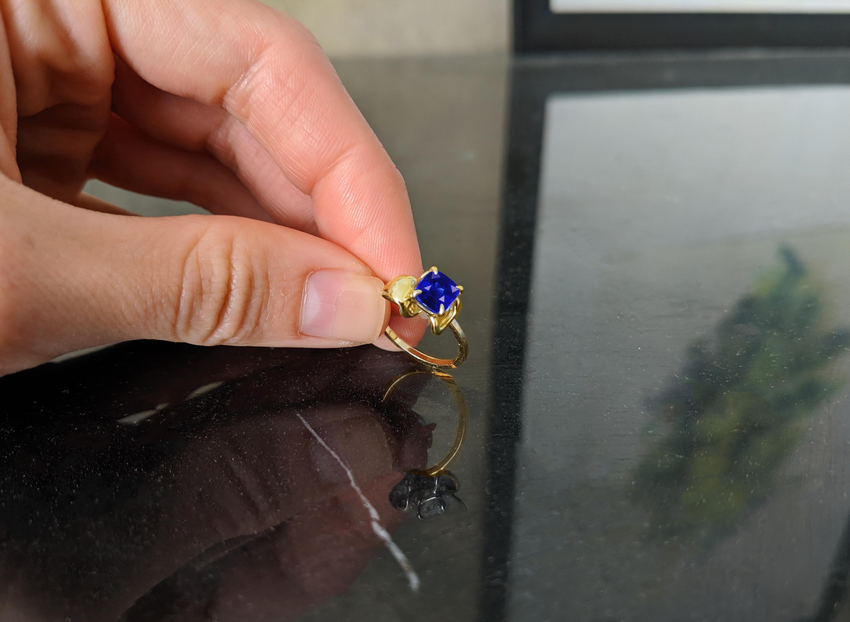 Eighteen Karat Gold Contemporary Cocktail Ring with Dark Blue Cushion Sapphire For Sale 2
