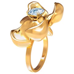 Bague de fiançailles contemporaine en or jaune 18 carats avec saphir bleu clair