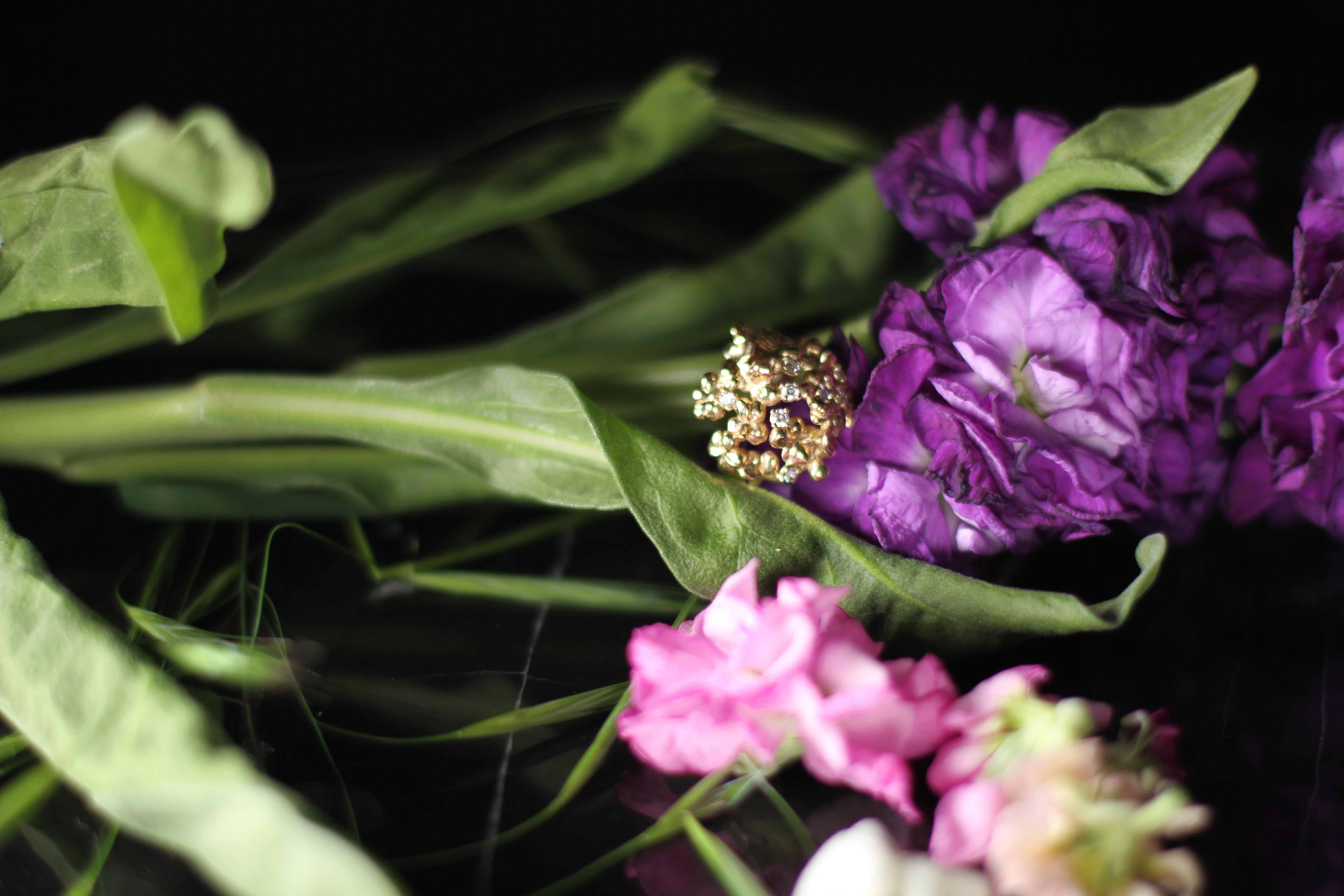 Zeitgenössische Hortensien-Brosche aus achtzehn Karat Gelbgold mit 7 Diamanten im Angebot 9