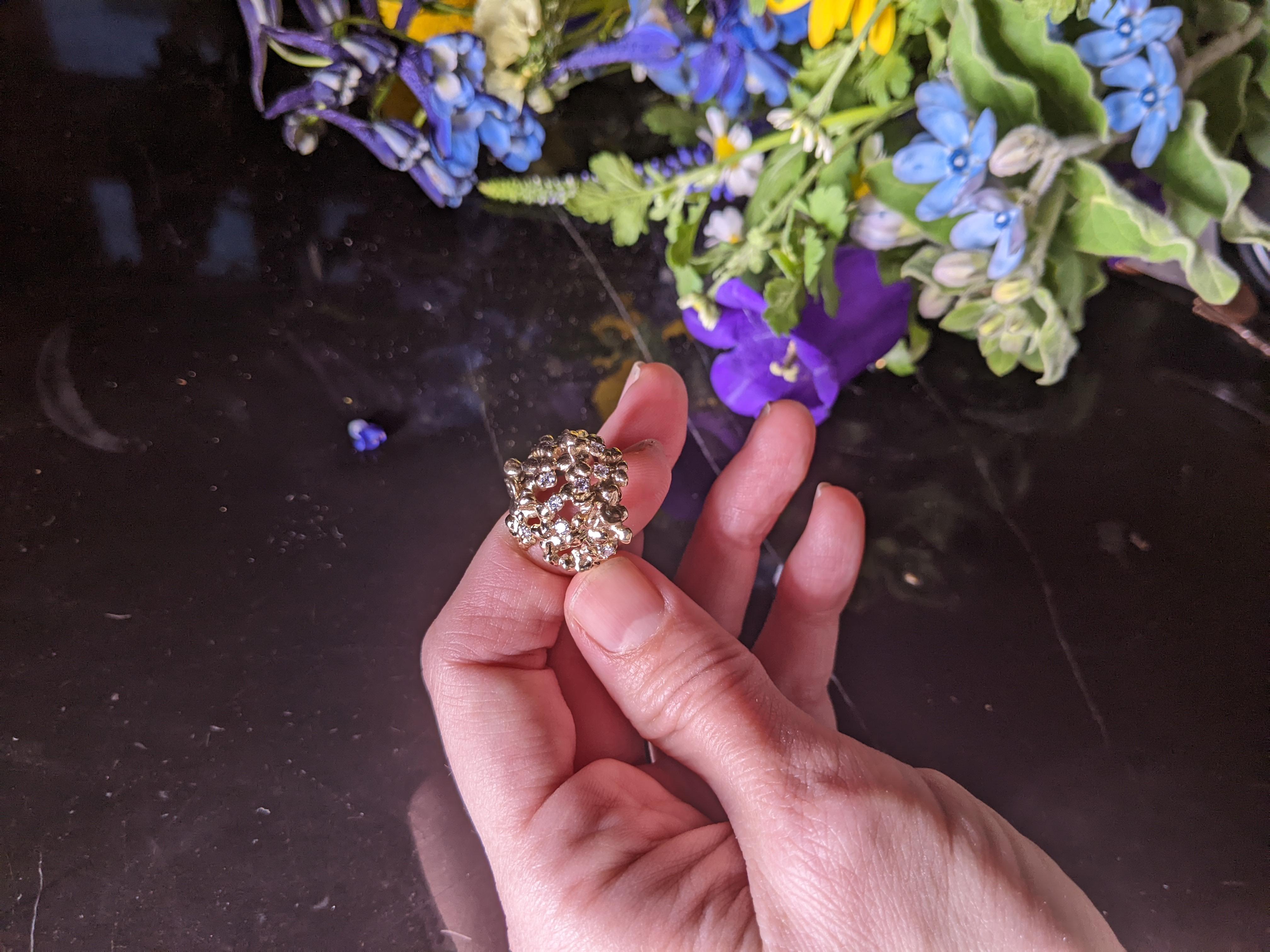 Zeitgenössische Hortensien-Brosche aus achtzehn Karat Gelbgold mit 7 Diamanten im Angebot 10
