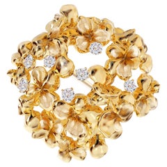 18 Karat Yellow Gold Contemporary Hortensia Brooch with 7 Diamonds