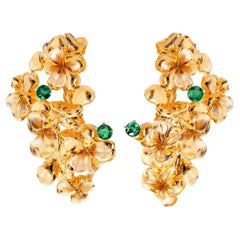 Boucles d'oreilles clips en or jaune 18 carats avec fleurs contemporaines et émeraudes